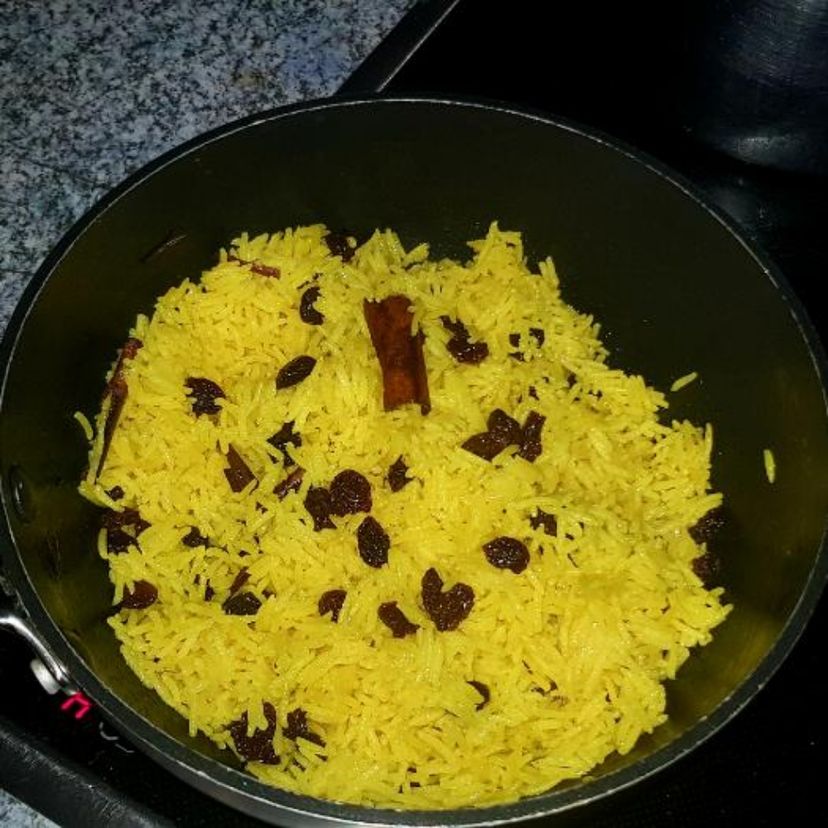 Gelber Reis mit Rosinen