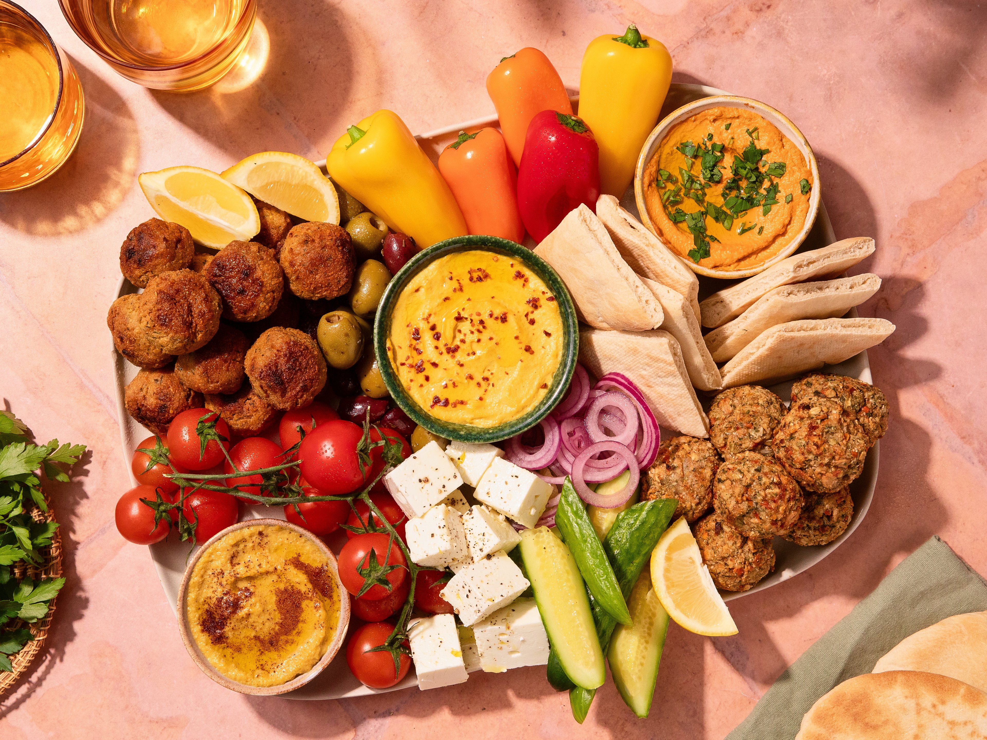 Sommerliche Aufstrich-Snack-Platte mit Falafel