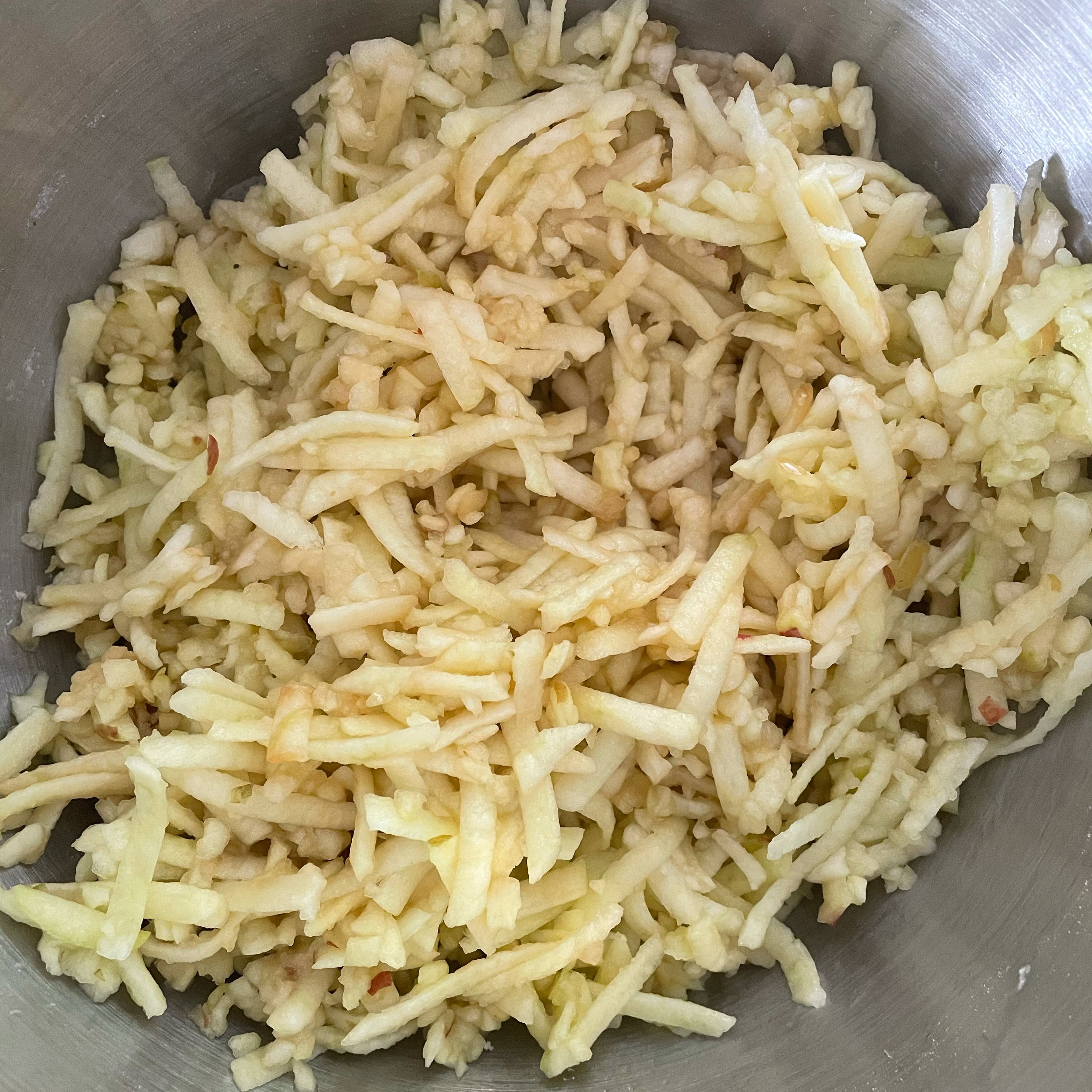 Währenddessen für die Füllung: Äpfel schälen und entkernen und mit einer groben Reibe raspeln. 