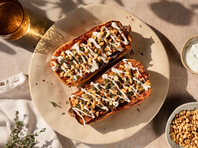 Gegrillter Butternut-Kürbis mit Spinat-Feta-Füllung und Pinienkernen