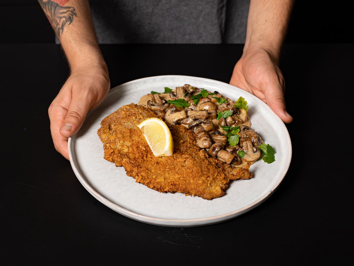Make schnitzel with mushroom gravy with Christian | Recipe | Kitchen Stories