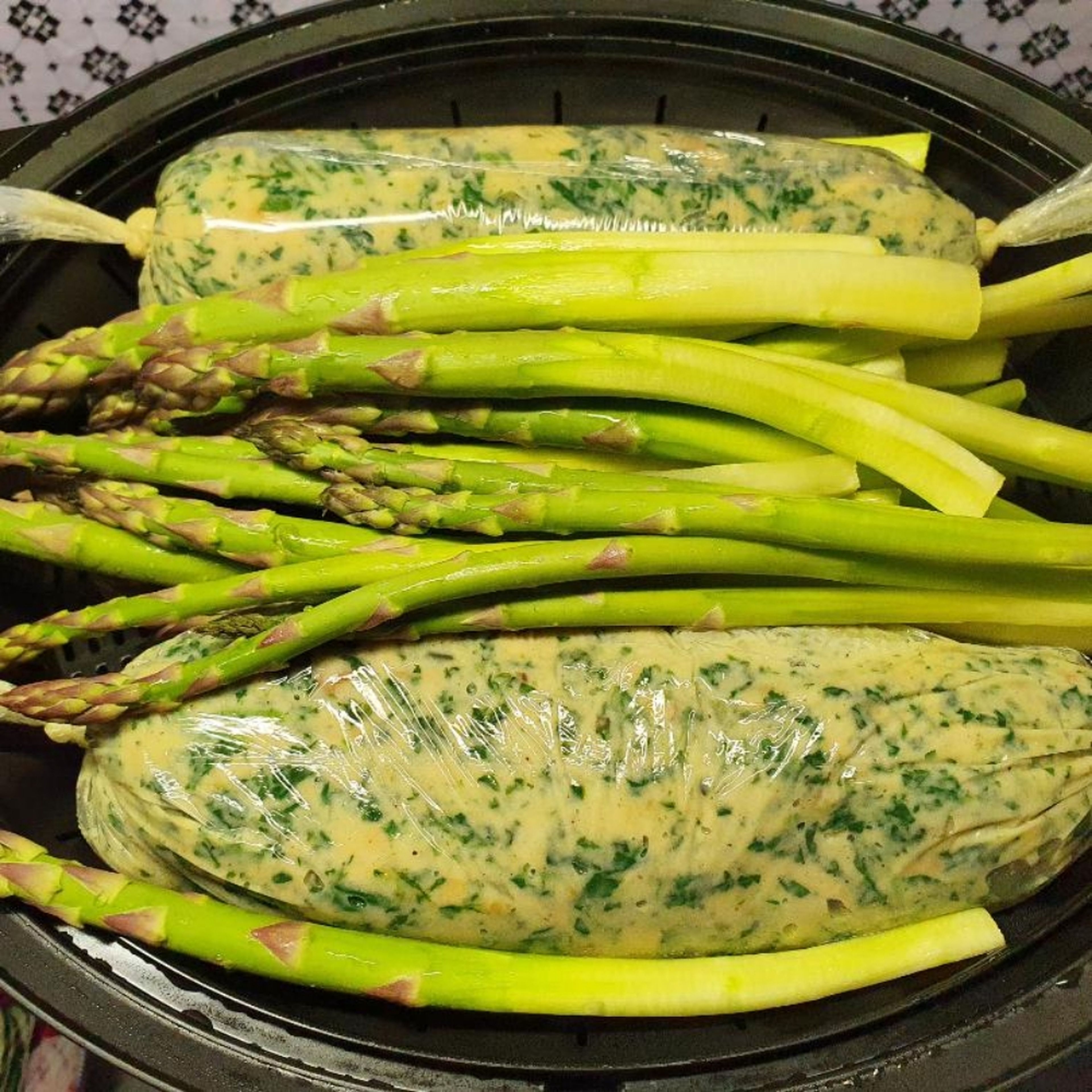 Knödelwürste in den Dampfaufsatz geben und garen, Spargel  ca. 10-15 Minuten vor Ende der Garzeit ( je nach gewünschtem Biss und Dicke der Stangen) dazugeben und mitgaren lassen. (Dampfgaren | hohe Intensität | 30 Min.).