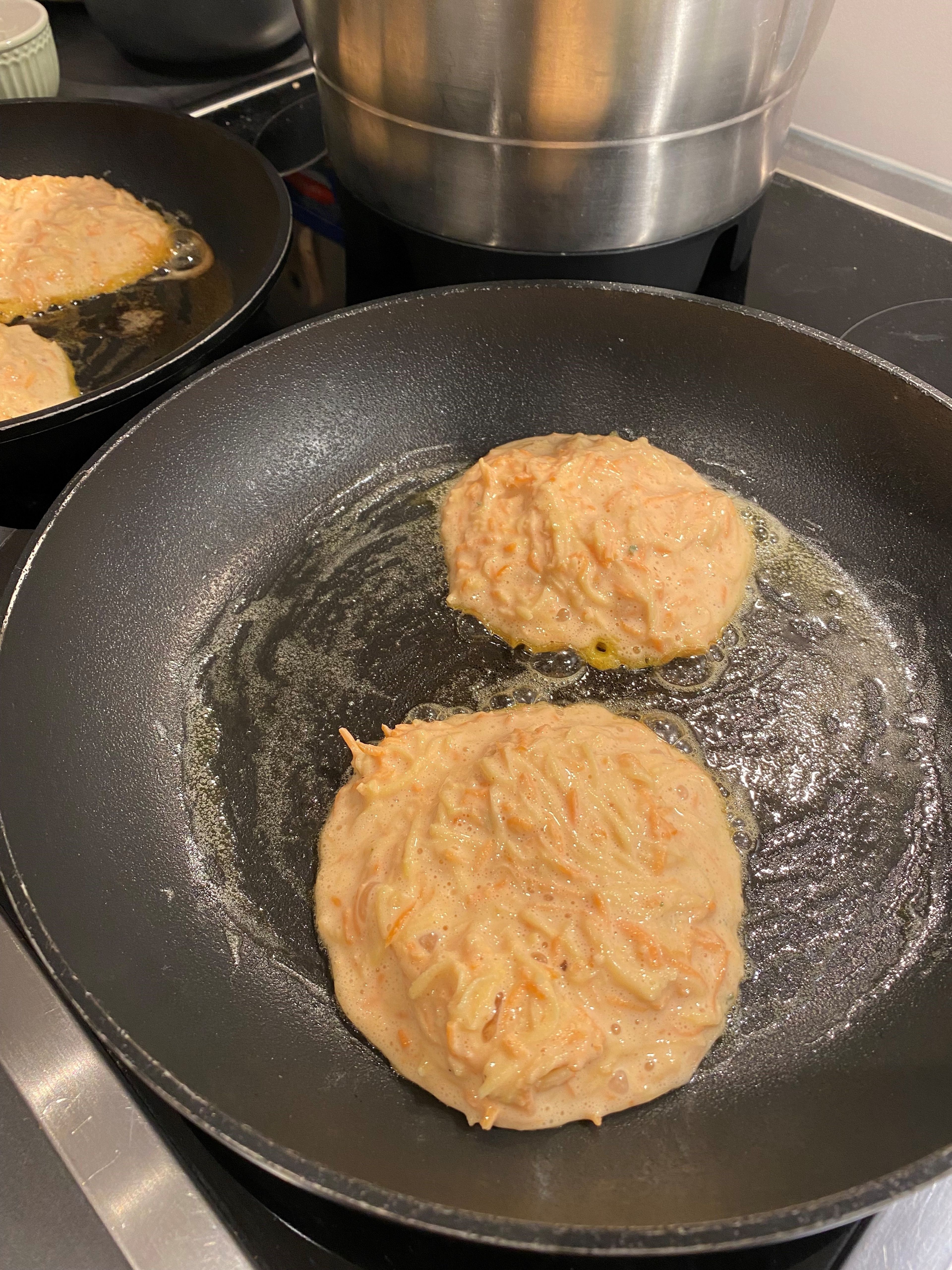 Den fertigen Pancakes Teig in eine beschichtete Pfanne mit etwas Butter goldbraun anbraten, ca. 4 Minuten von jeder Seite.