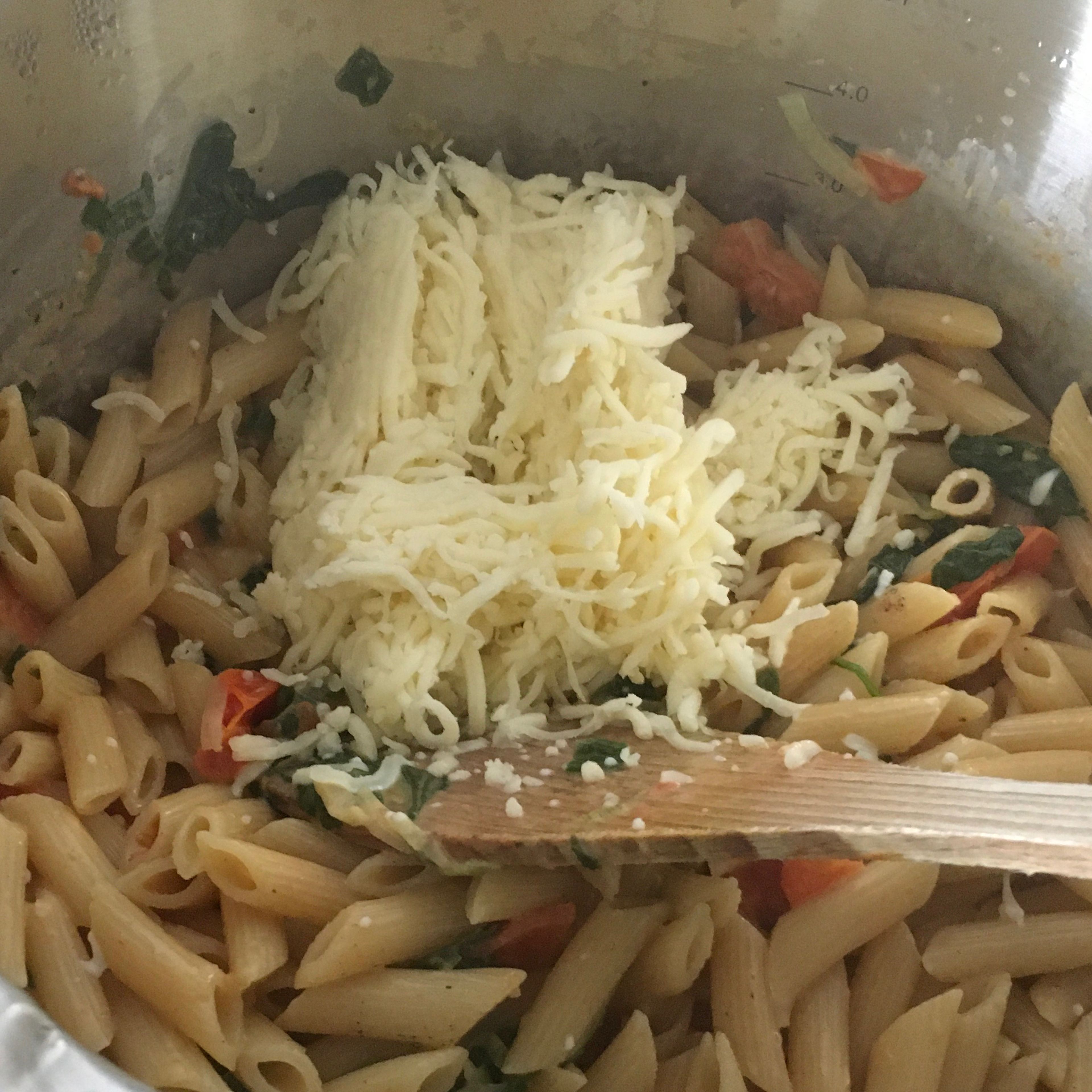 Den One Pot mit Salz, Pfeffer und Oregano abschmecken und den Mozzarella gut untermischen, bis er geschmolzen ist.