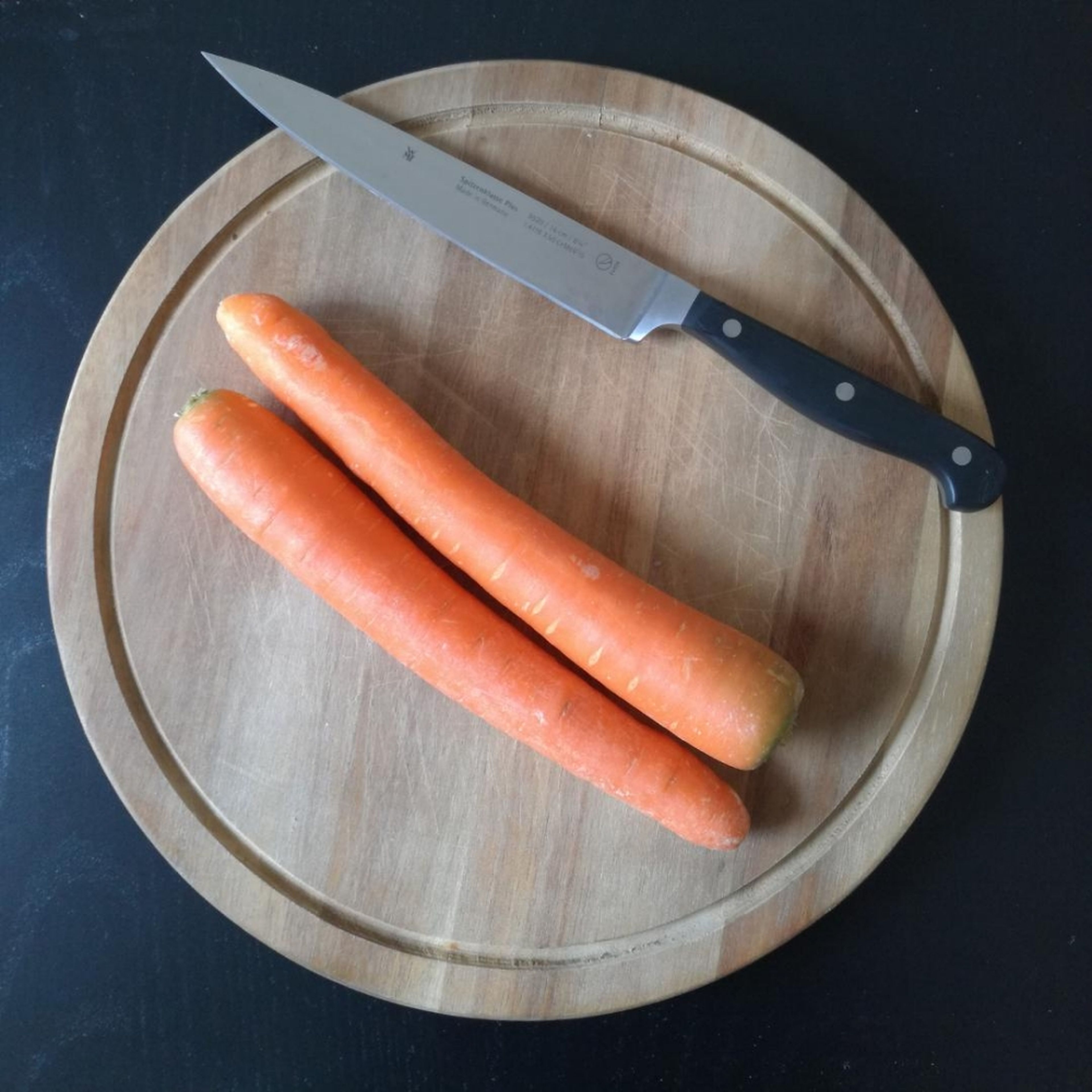 Karotte schälen und in Scheiben schneiden.