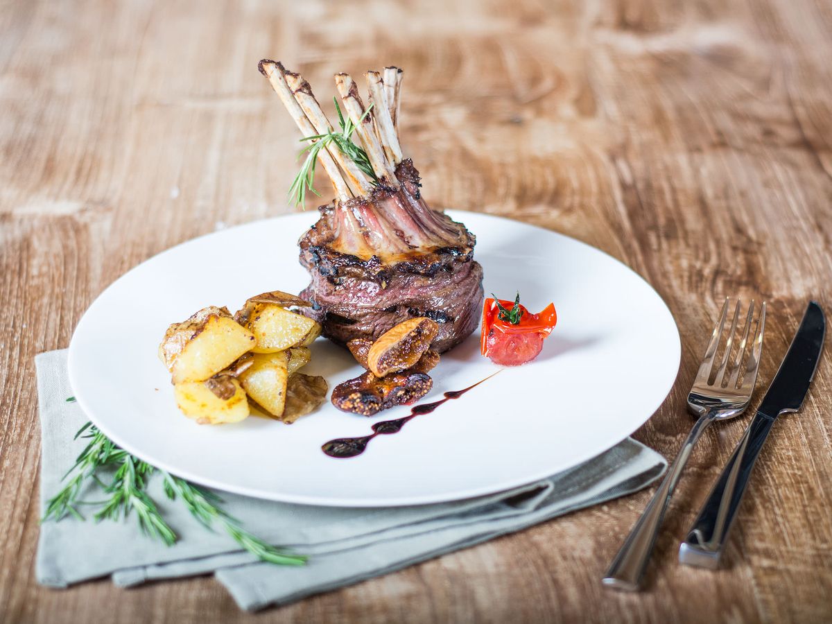 Rack of lamb stuffed with dried figs | Recipe | Kitchen Stories