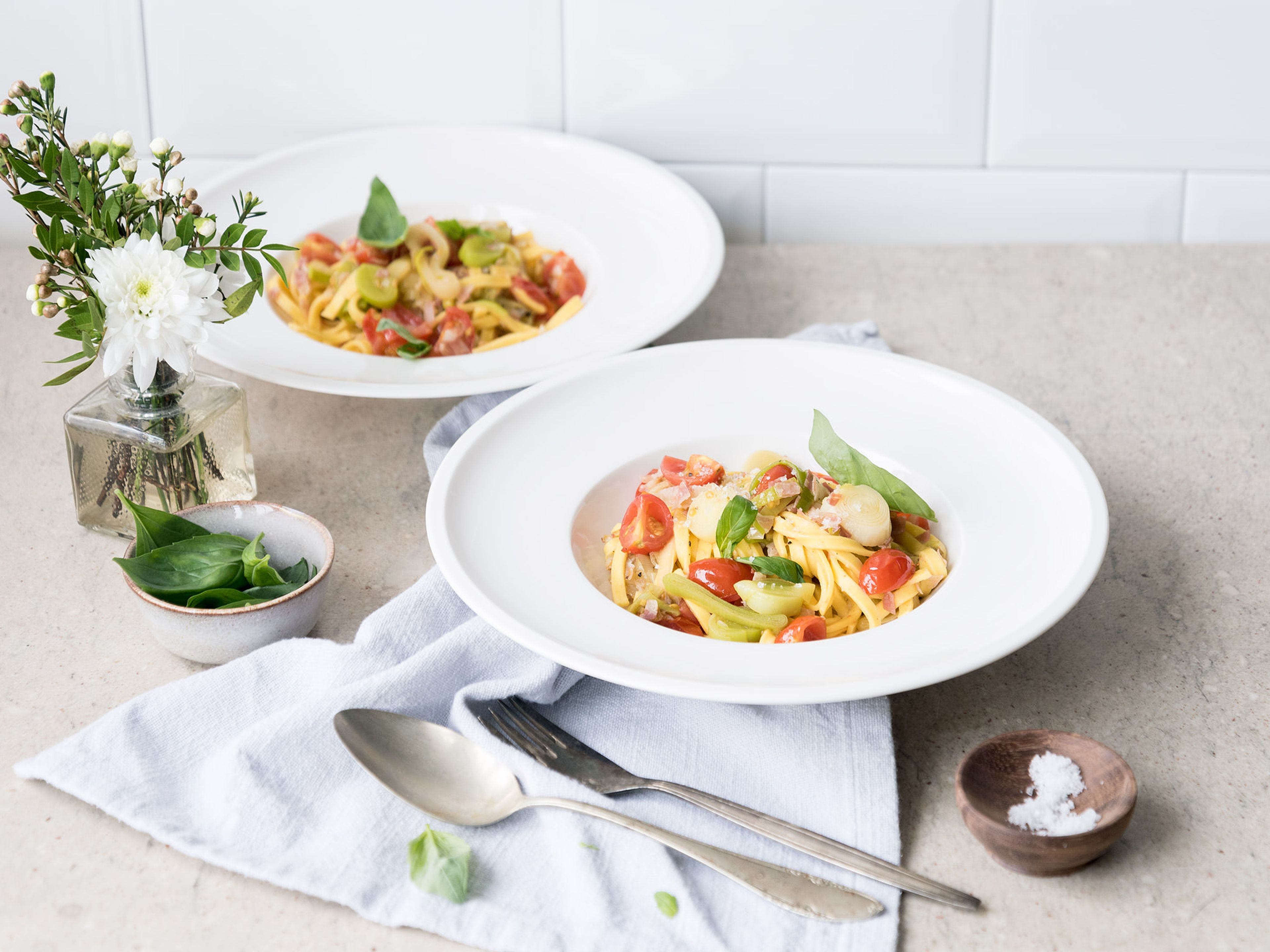 Tagliatelle mit Pancetta, Lauch und Tomaten