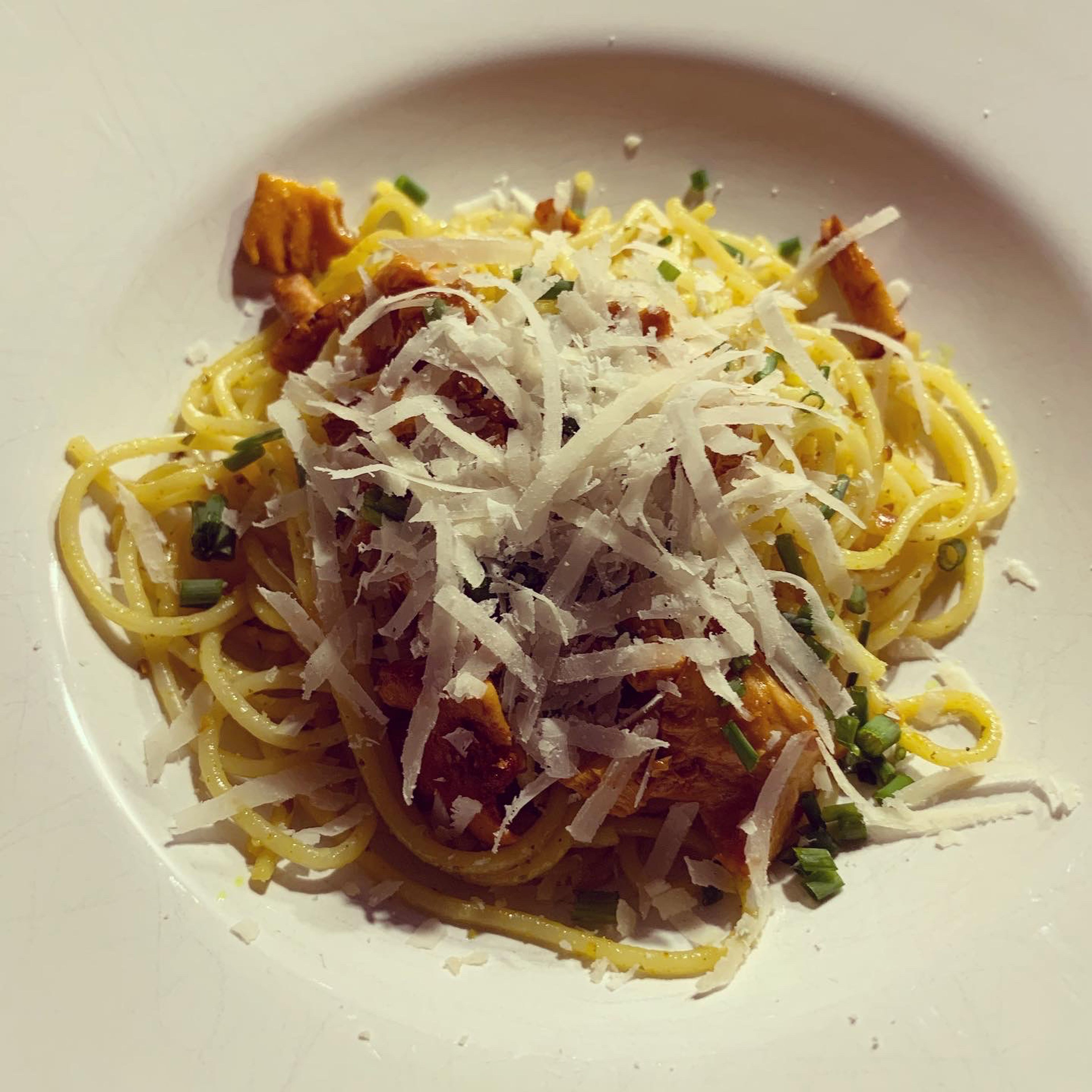 Spaghetti in die Pfanne geben und verrühren und Schnittlauch darüber streuen evtl. mit Parmesan bestreuen