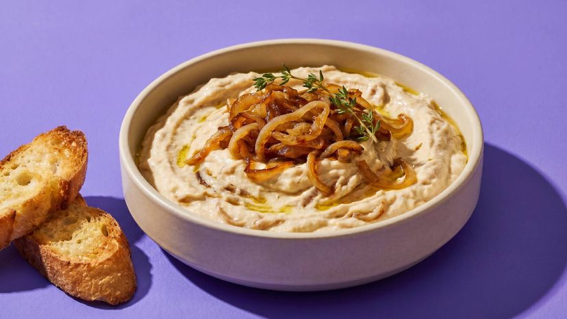 Süß, herzhaft, cremig: Warum du diesen karamellisierten Zwiebel-Dip probieren musst