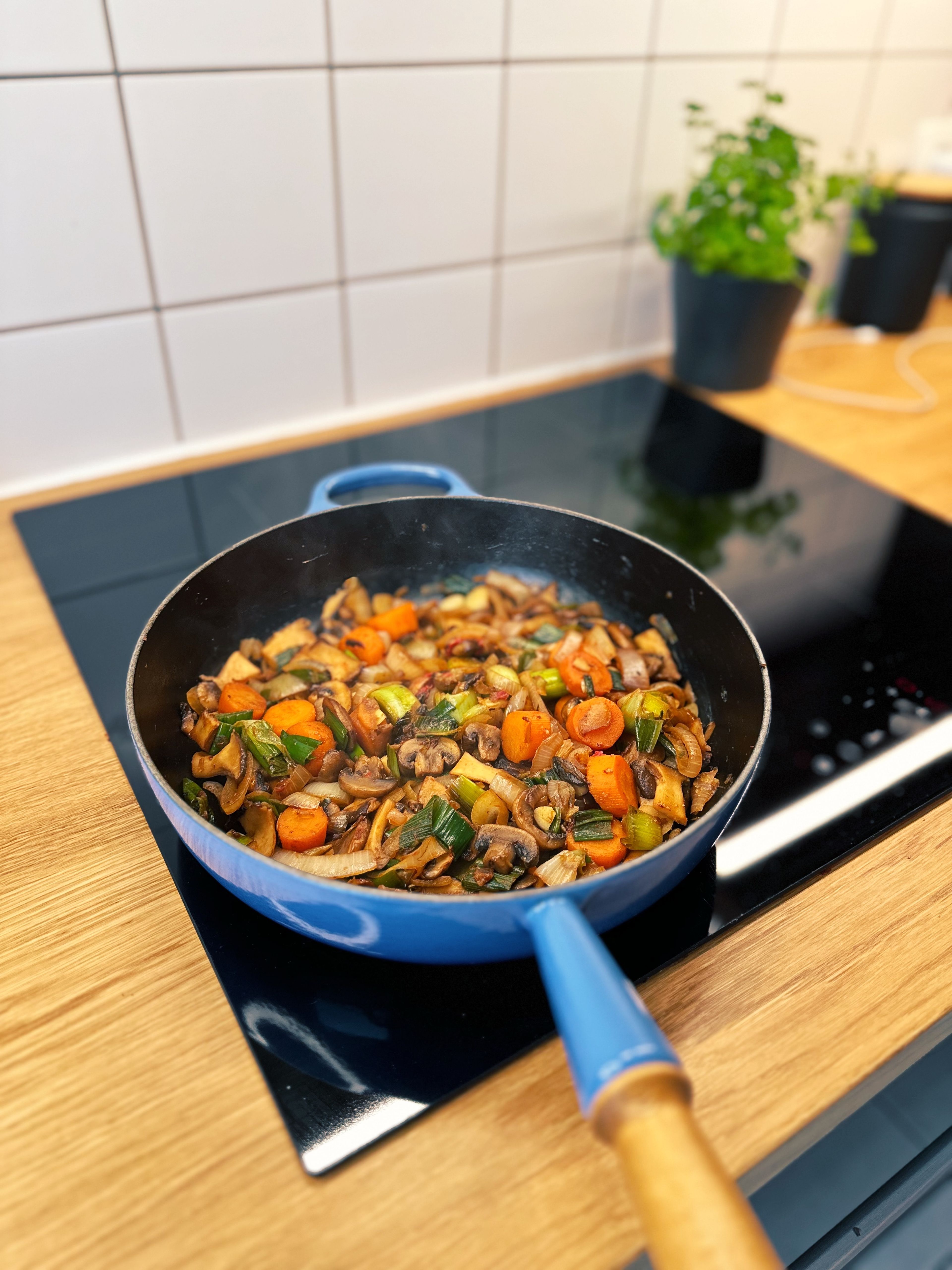 Knoblauch, Tomatenmark und Misopaste dazugeben und für weitere 5 min andünsten. 