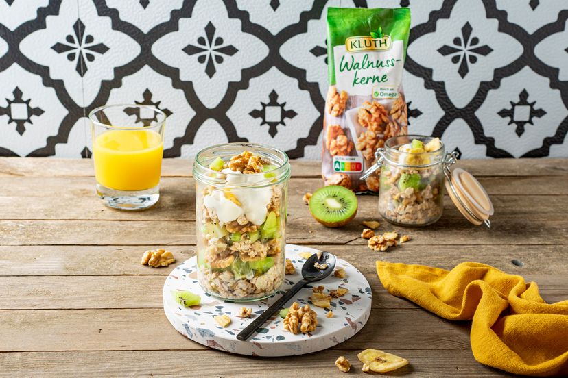 Overnight Oats mit Walnüssen und Kiwi