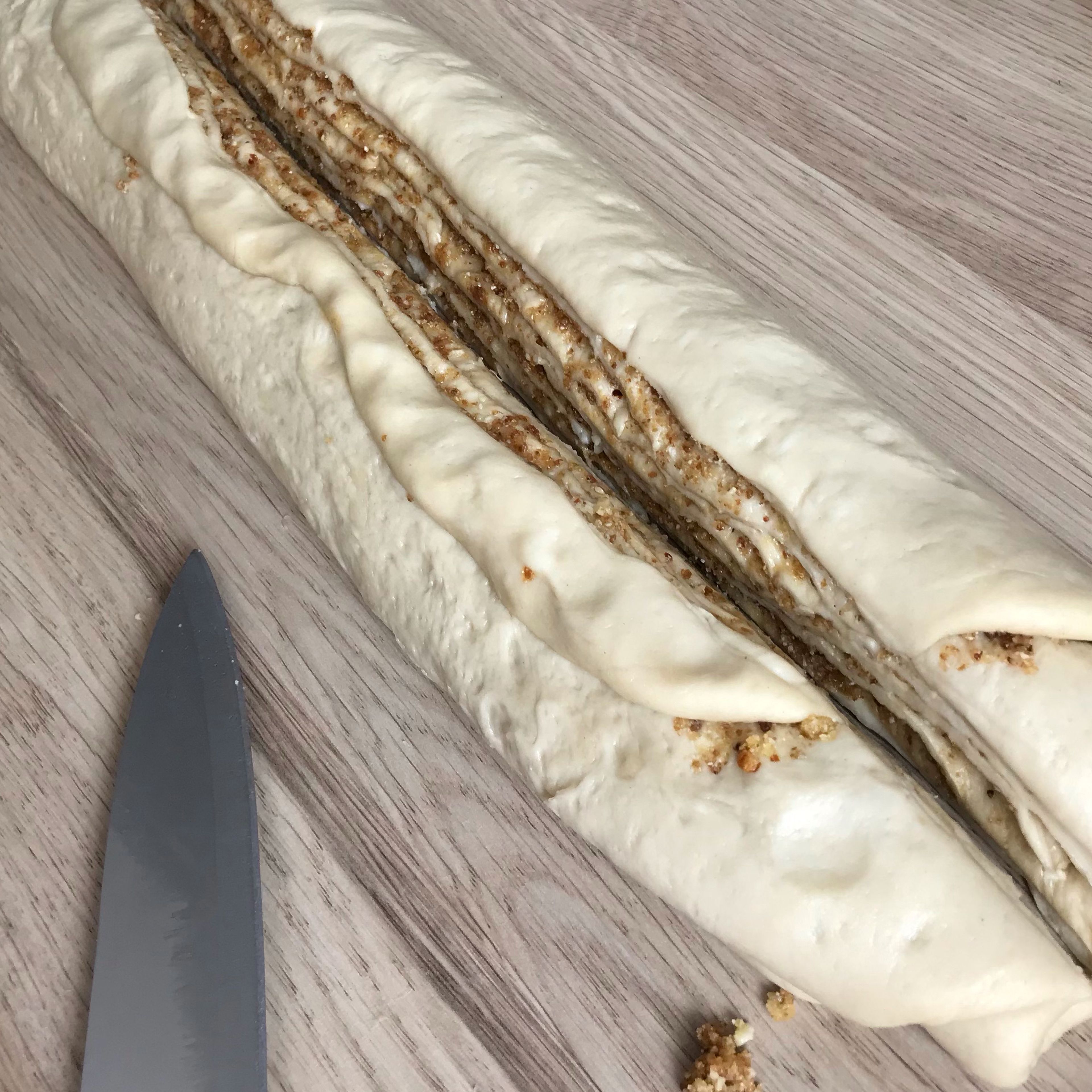 Die Rolle mit einem scharfen Messer längst halbieren.