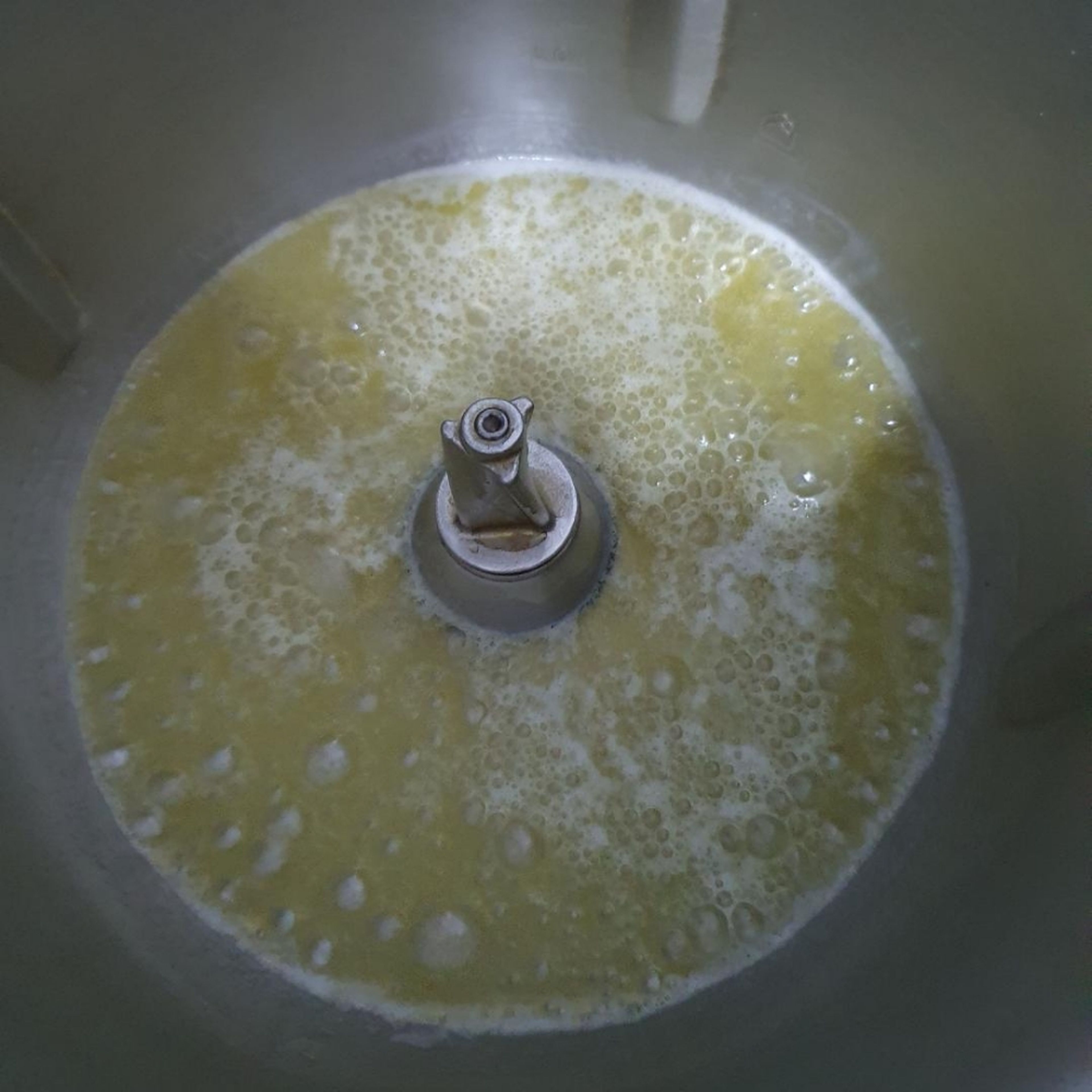 Cookit Zwillings-Rührbesen einrasten. Butter in Stücken in den Topf geben und bei geschlossenem Deckel mit eingesetztem Messbecher schmelzen lassen (Zwillings-Rührbesen I 60°C I 5 Min.).