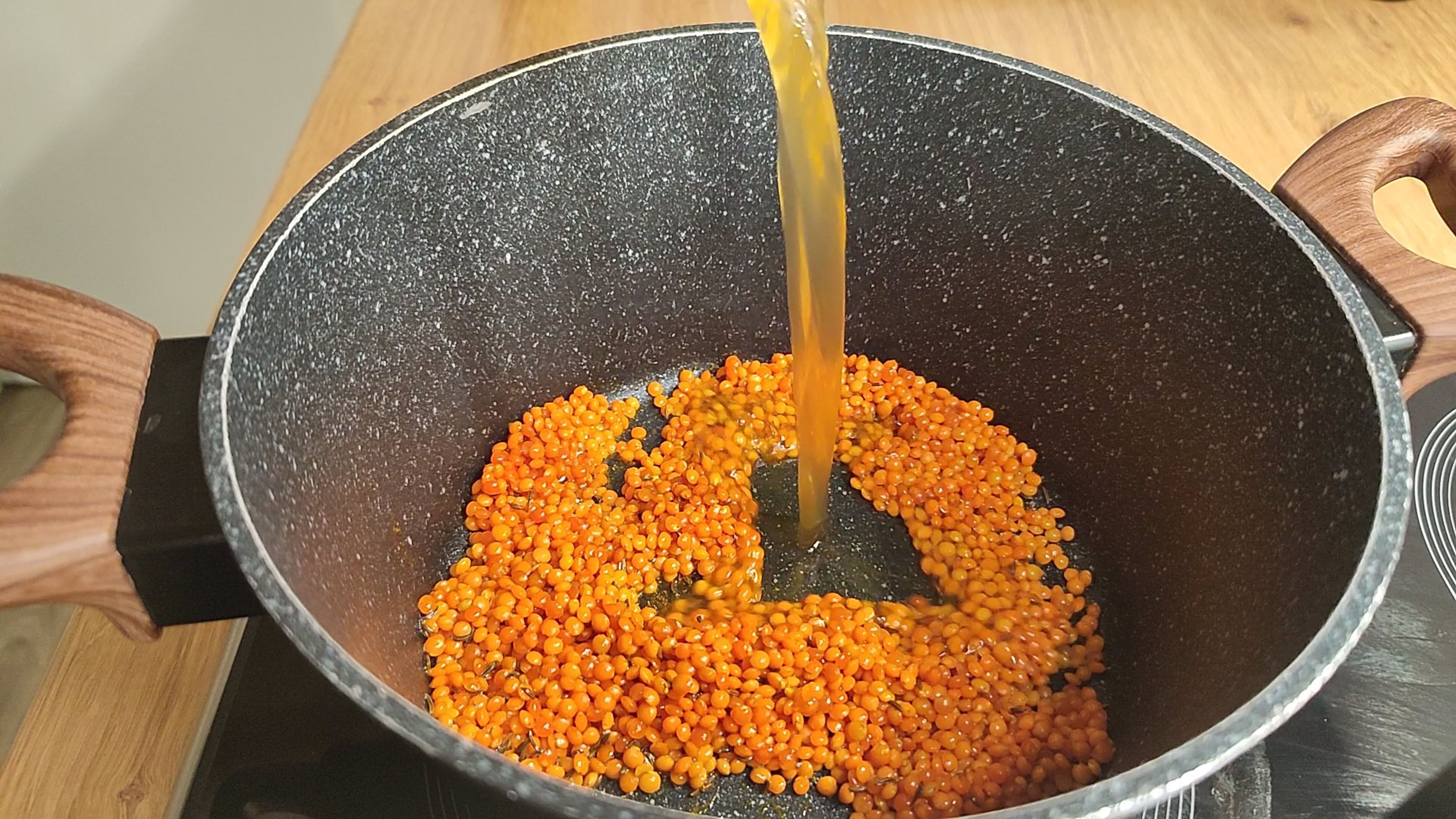 1 EL Öl in einen Topf erhitzen, Linsen darin andünsten.
Mit Kümmel und Curry würzen.
Mit der Gemüsebrühe ablöschen und für ca. 8-10 Minuten bei geringer Hitze köcheln, danach durch ein Sieb abgießen.