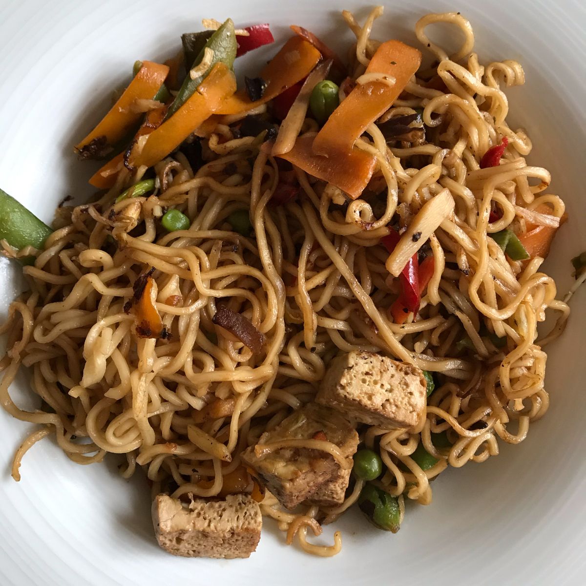 Asiatische Nudeln mit Gemüse und Tofu | Rezept | Kitchen Stories