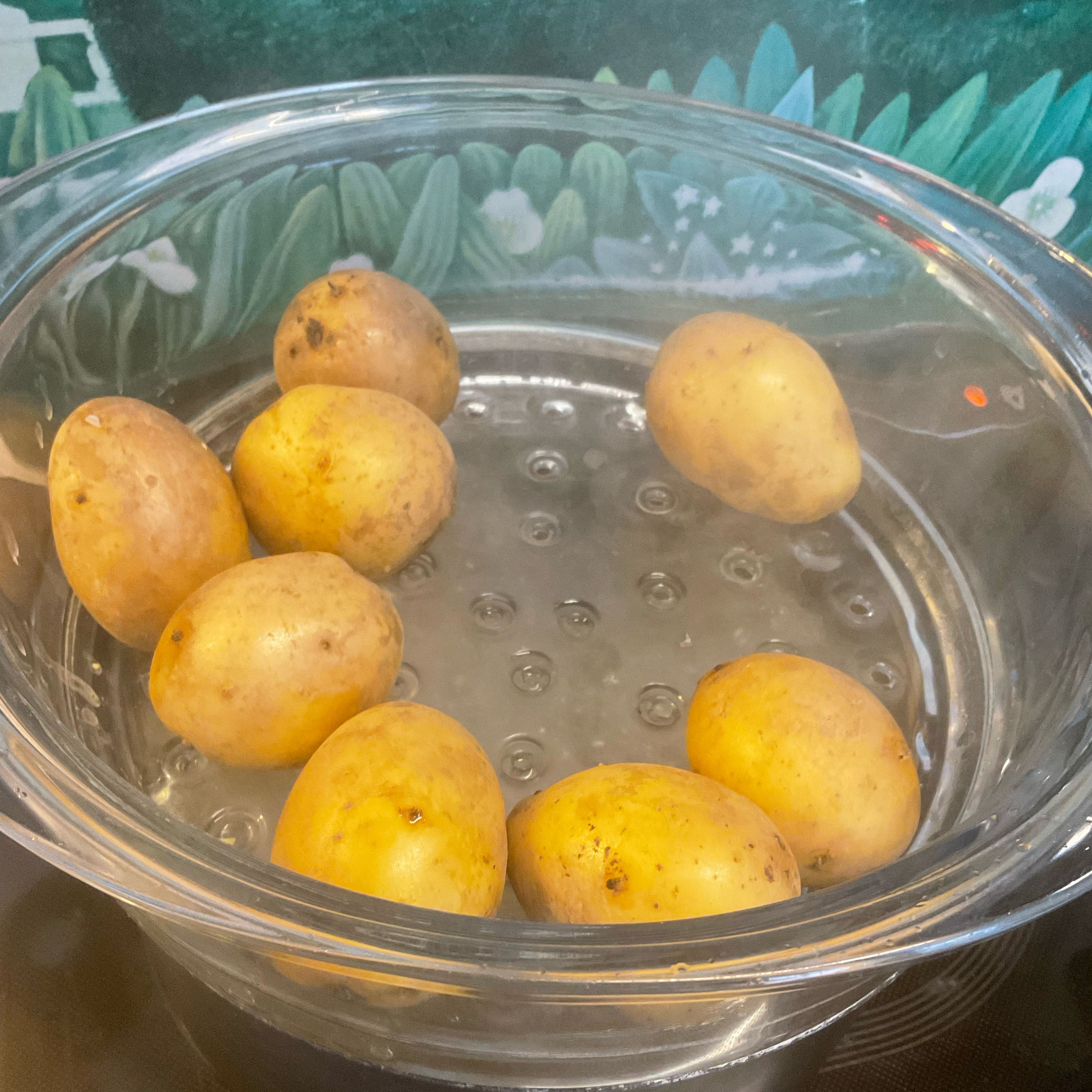Die Kartöffelchen nicht vergessen im Dämpfer oder Wasser auf stellen. Da es kleine Kartoffeln sind reichen 20-25 Minuten Garzeit locker.