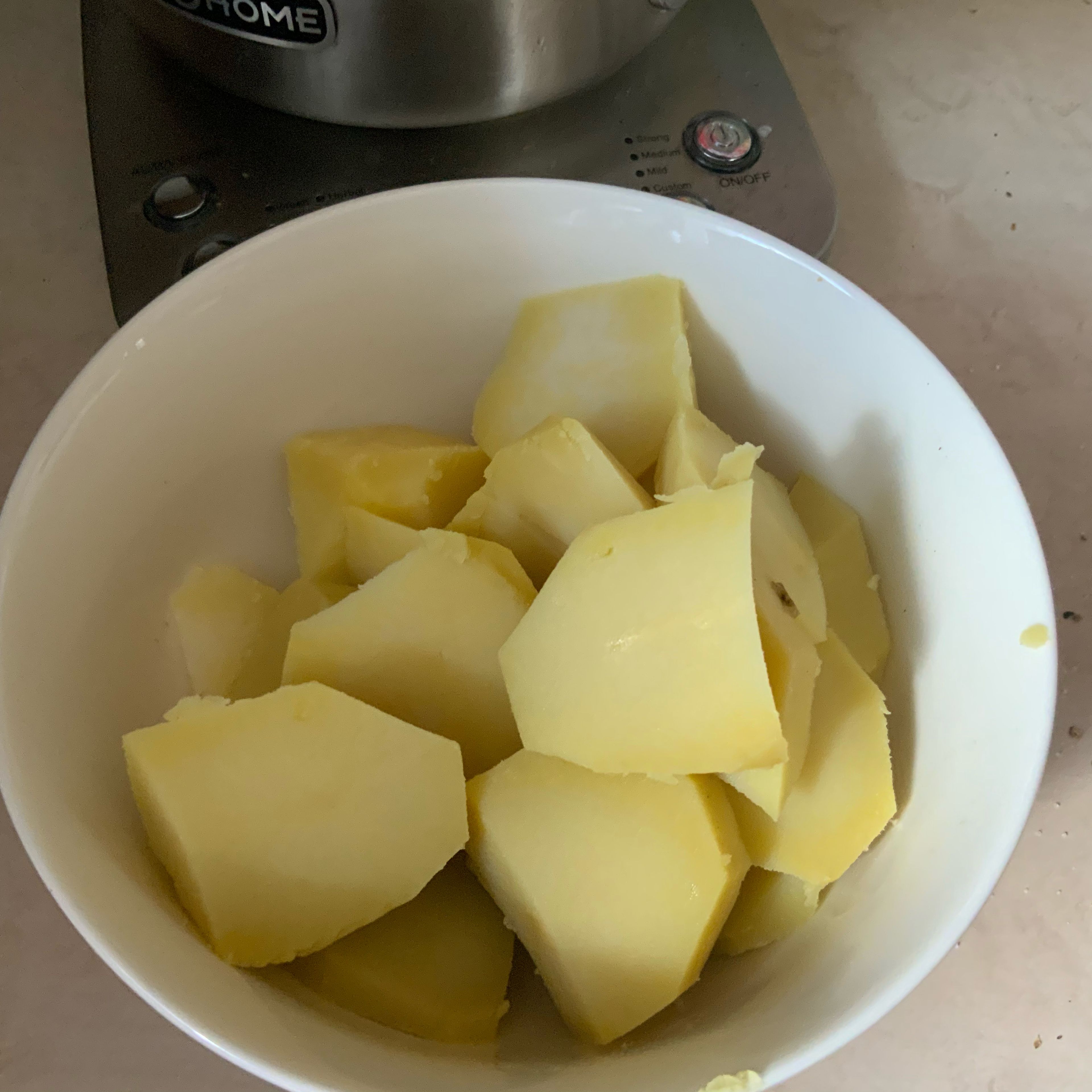 Kartoffeln kochen, schälen und in kleine Wedgets schneiden. Auch „neue“ Kartoffeln sind dazu lecker. Ich mache Bratkartoffeln, weil ich noch gekochte vom Vortag hatte.