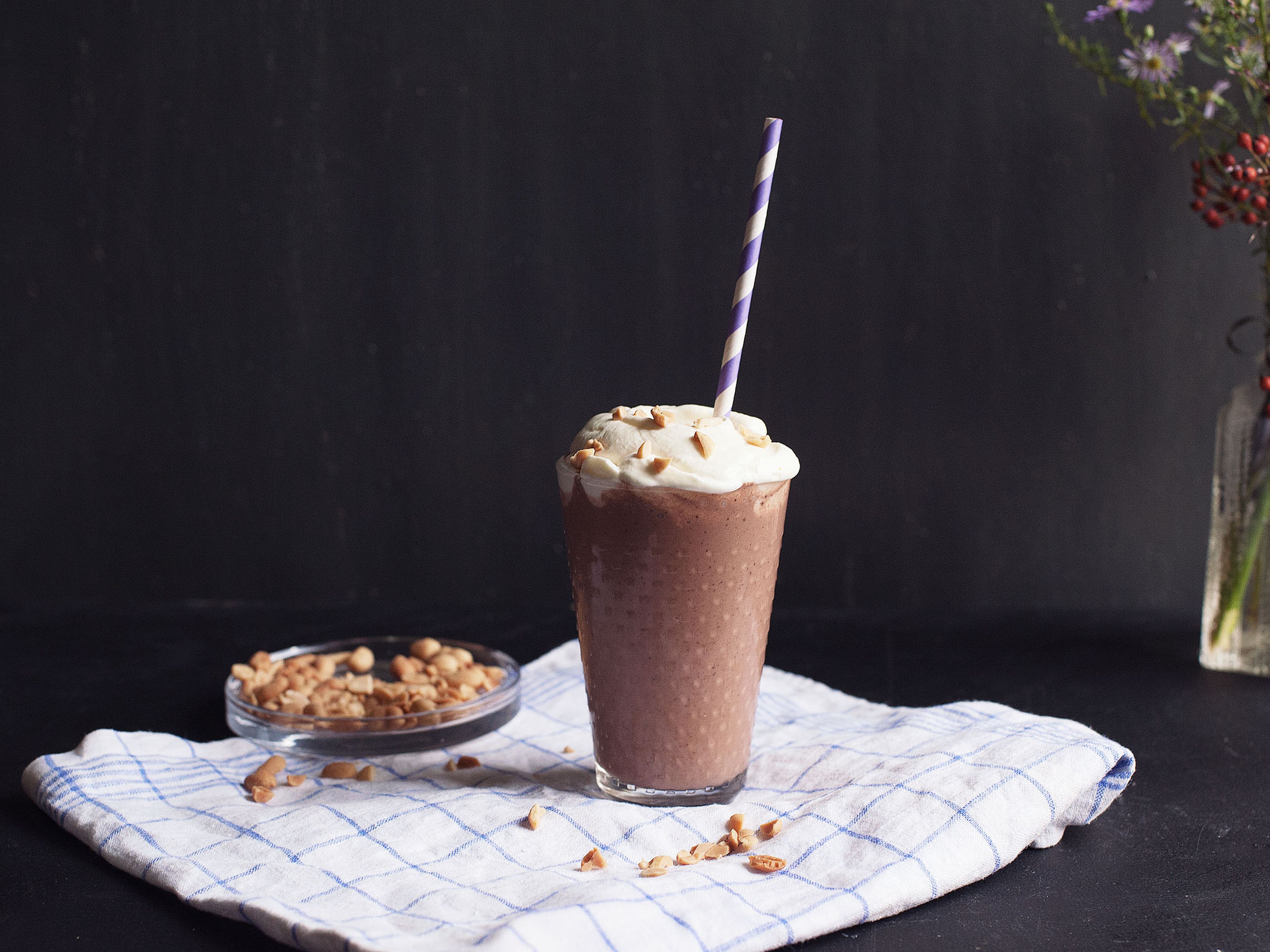 Schoko-Milchshake mit Erdnussbutter und Banane