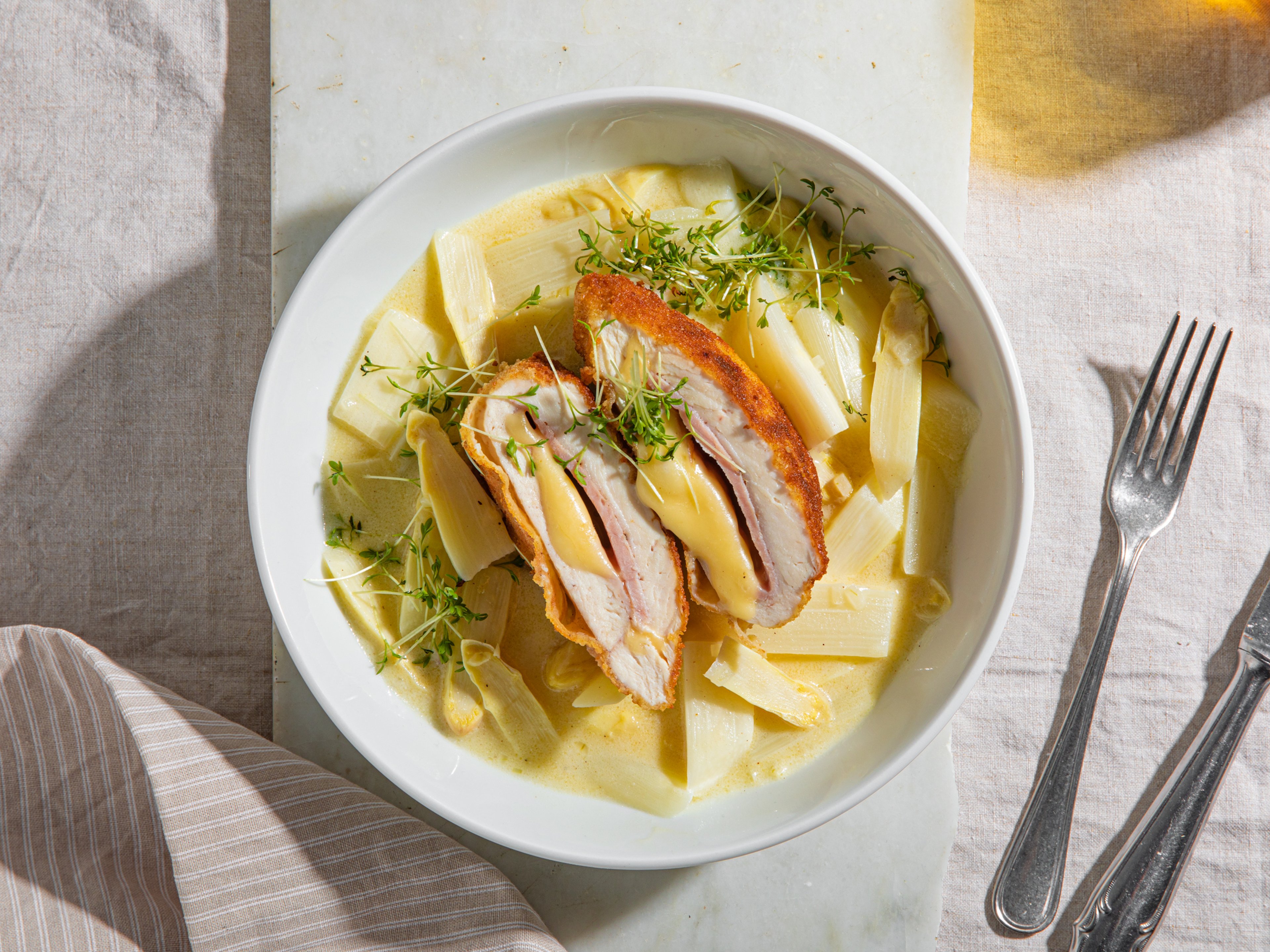 Hähnchen Cordon Bleu mit weißem Spargel-Ragout