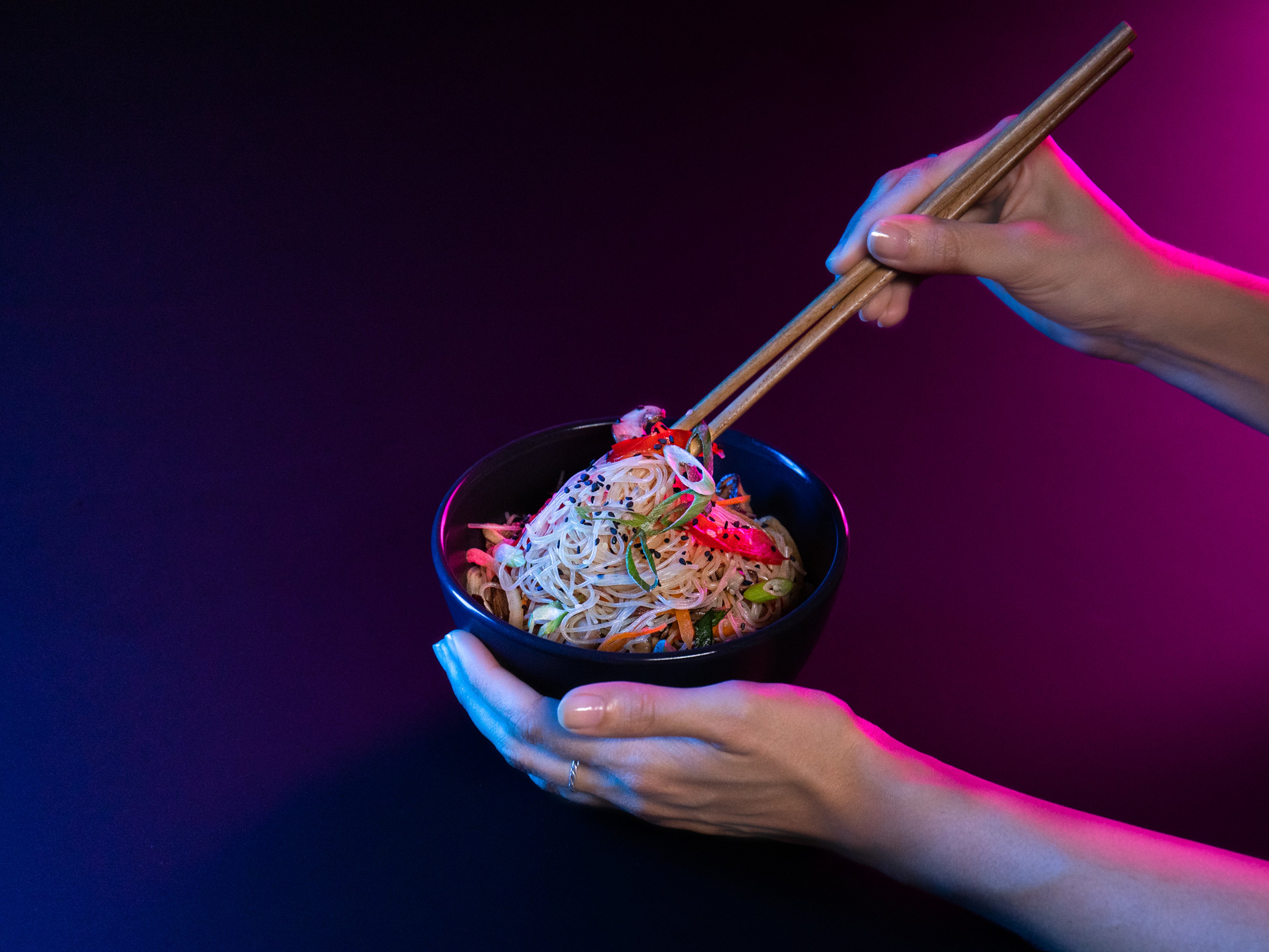 Japchae (Koreanischer Glasnudelsalat mit gebratenem Gemüse)