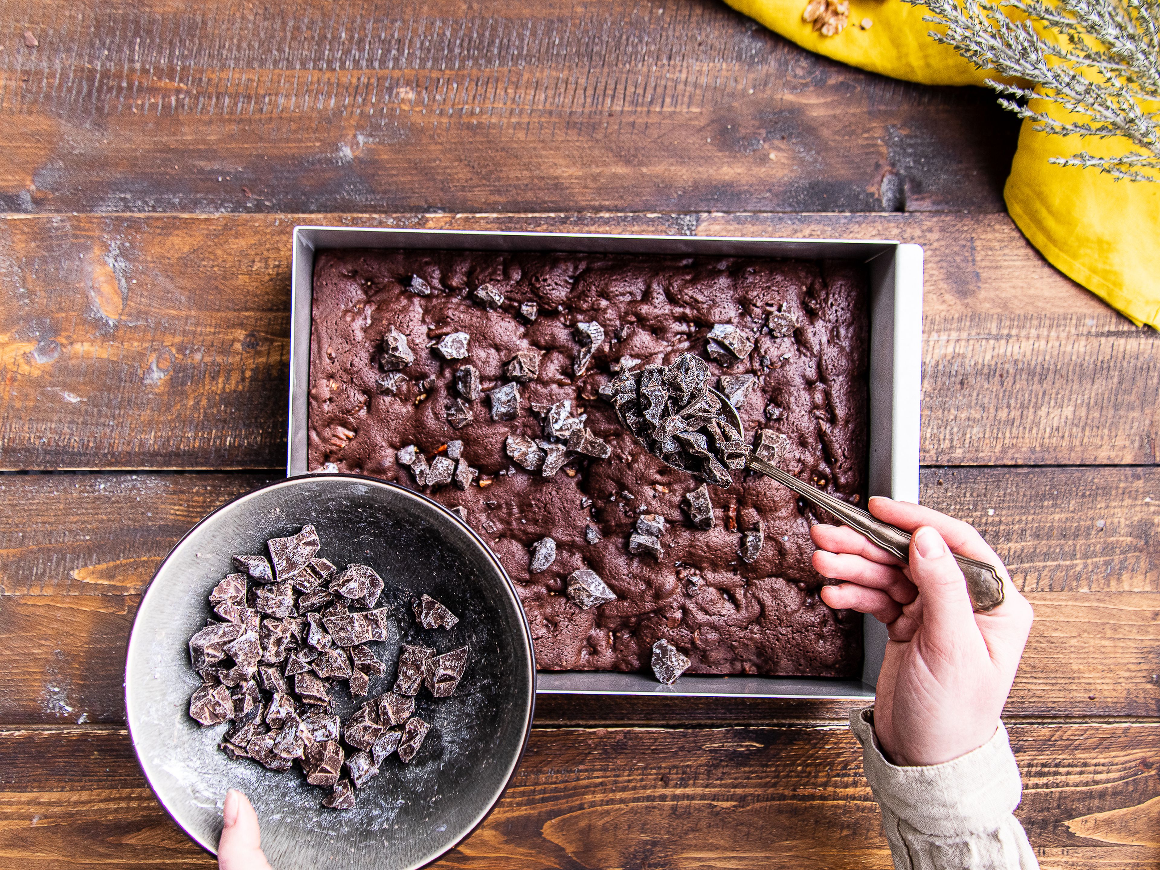 Heiße Brownies aus dem Ofen nehmen und sofort mit den “Steinen” garnieren, damit sie am Kuchen haften bleiben. Ungefähr 30 Min. auskühlen lassen. Guten Appetit!