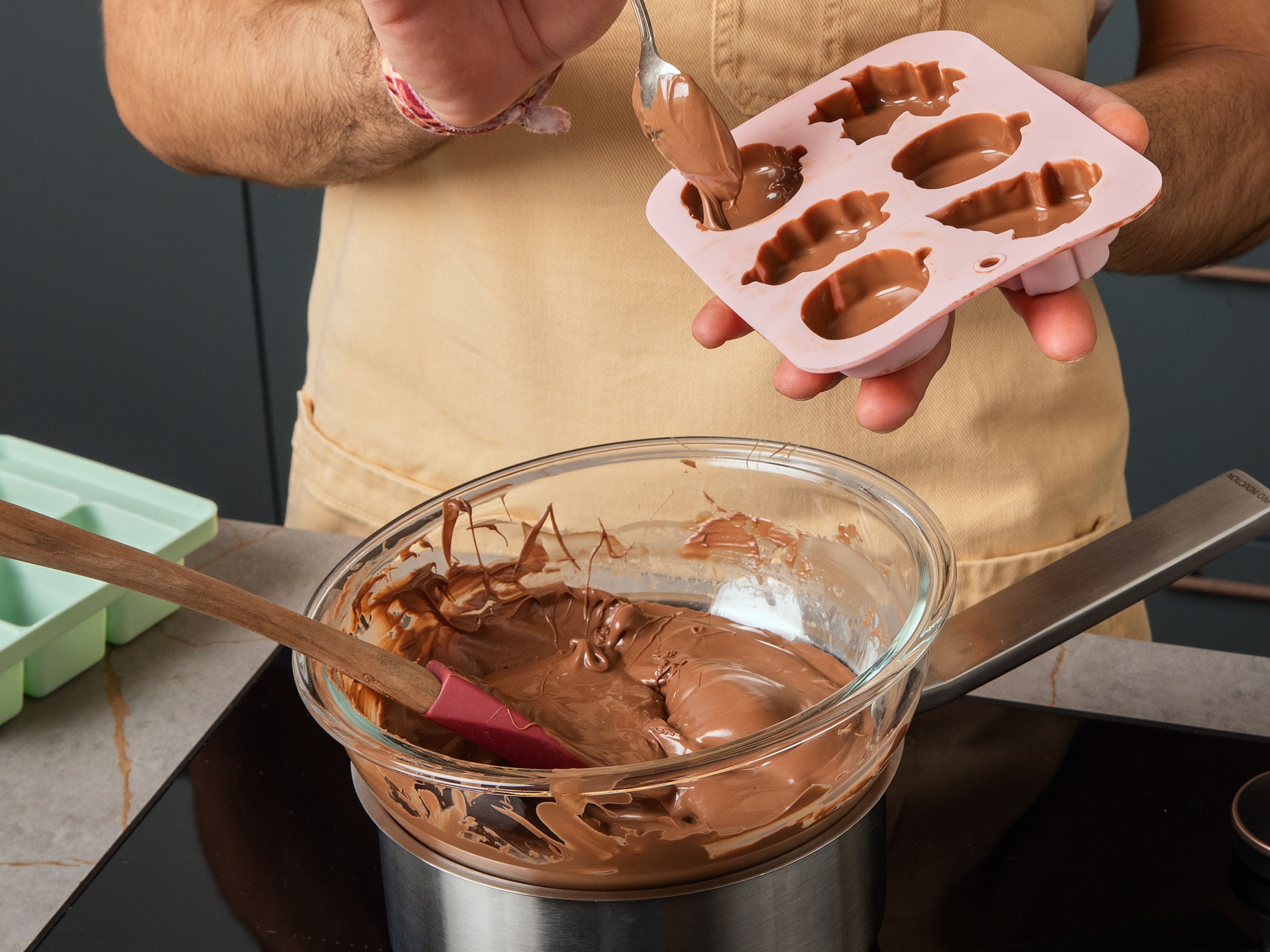 Start by melting chocolate in bain marie style and fill in your forms with a thin layer of melted chocolate. Put into the freezer for approx. 10 min. to let it set. Meanwhile, crush kadayıf into a bowl and mix with pistachio cream. For the pumpkin spice version, mix with almond butter and pumpkin spice mix instead.