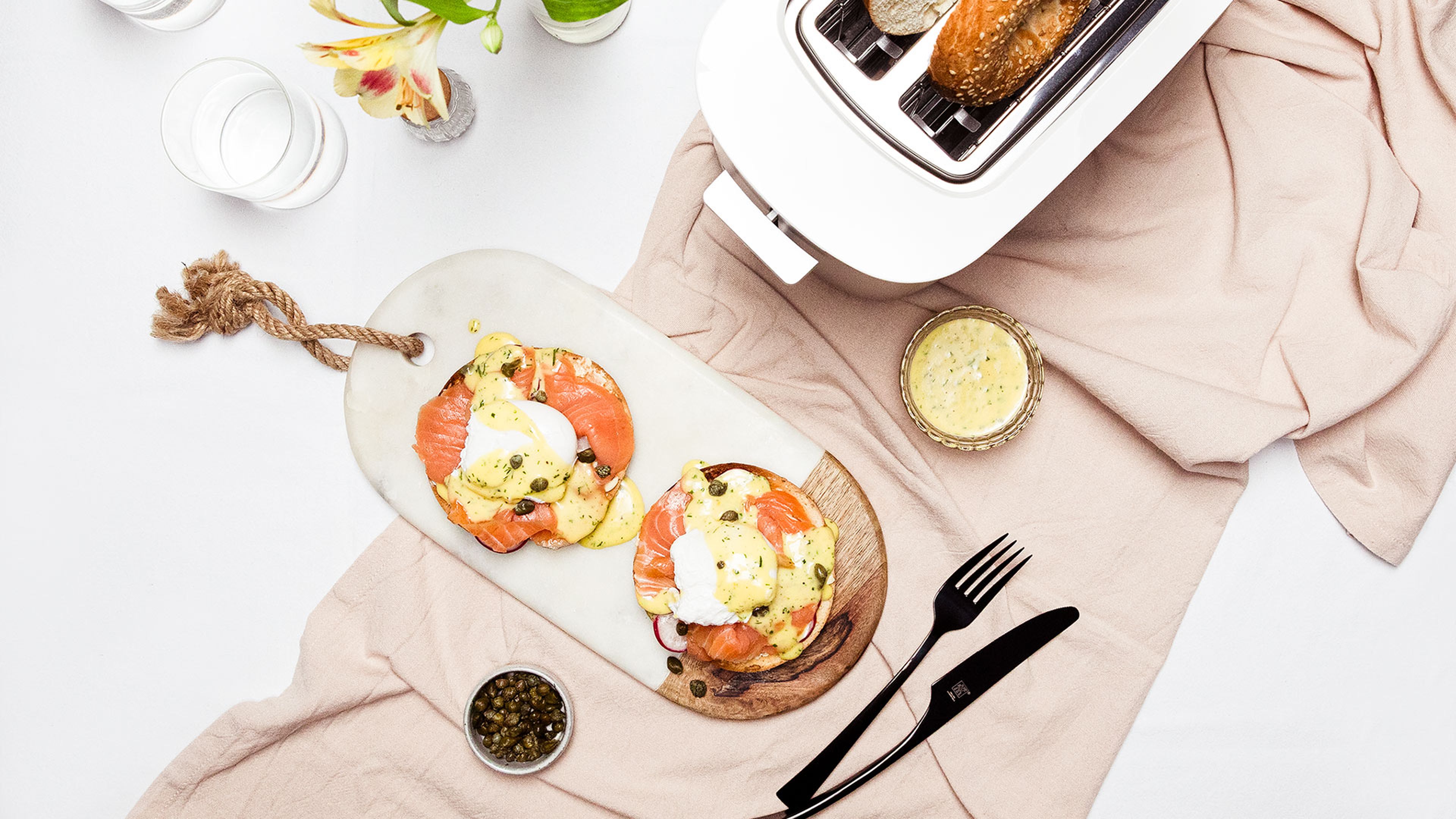 Bagels Benedict with smoked salmon and herby hollandaise