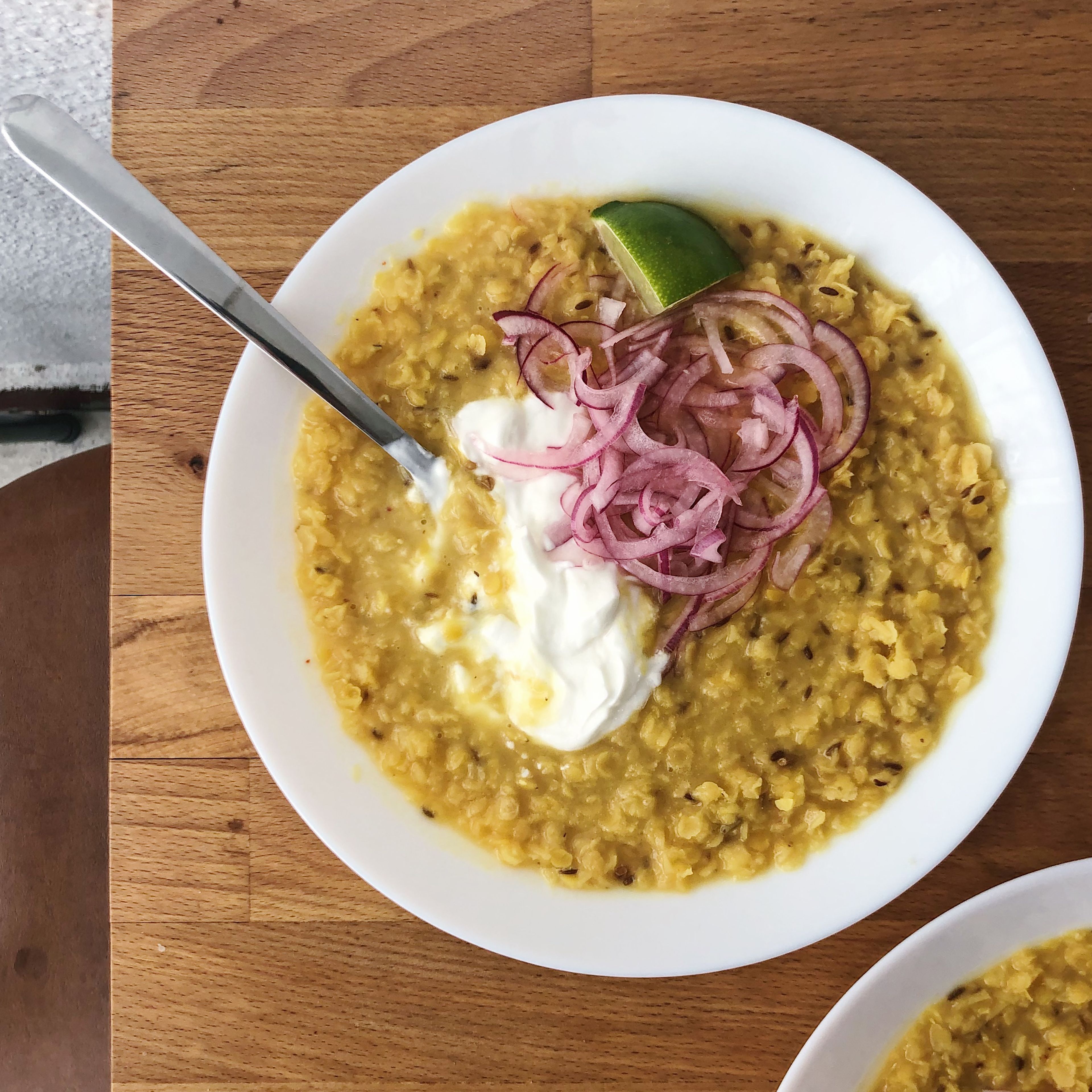 Einfaches Rotes Linsen-Dal mit Joghurt und eingelegten Zwiebeln