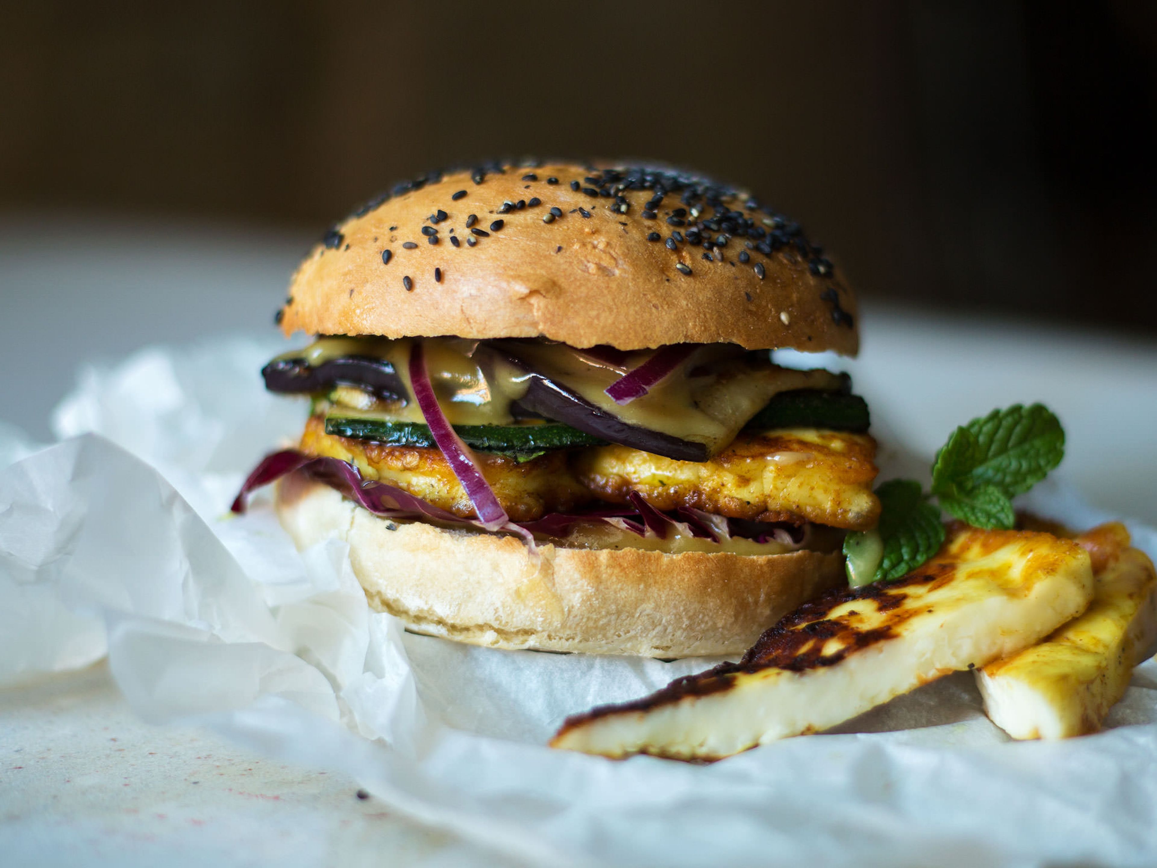 Halloumi burger with honey mustard sauce