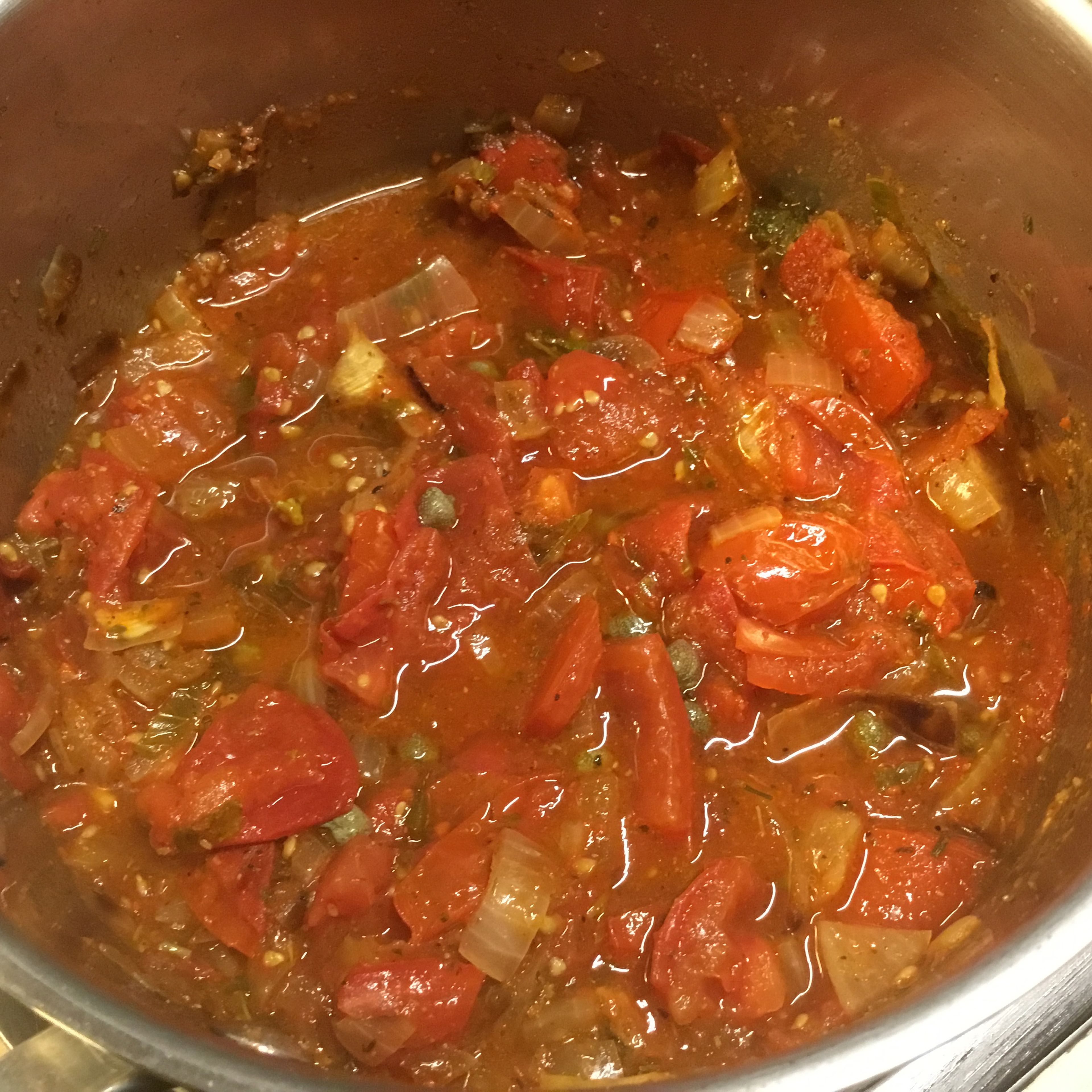 Einen einfachen Tomatensugo zubereiten mit Zwiebeln anschwitzen, Tomaten würfeln, etwas salzen und pfeffern, etwas italienische Kräuter oder Kräuterder Provence, ganz wenig Kapern. Alles 5-10 Minuten simmern lassen evtl. 50-100 ml Wasser zufügen. Ganz am Schluß frisches Basilikum.