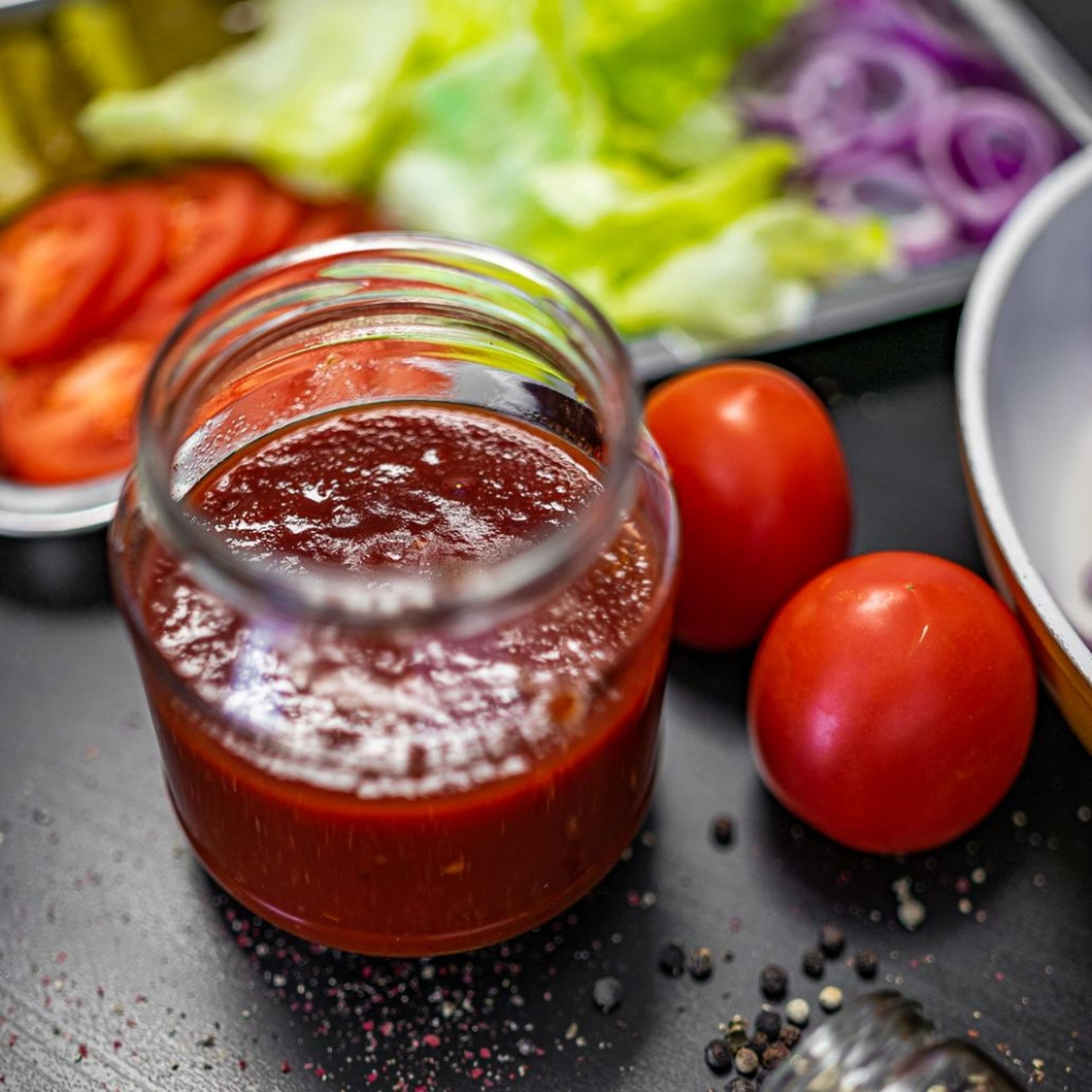 Wenn das Wasser warm ist und dein Tomatenmark sich aufgelöst hat, kannst du alle restlichen Zutaten einfach hinzufügen und einmal aufkochen.