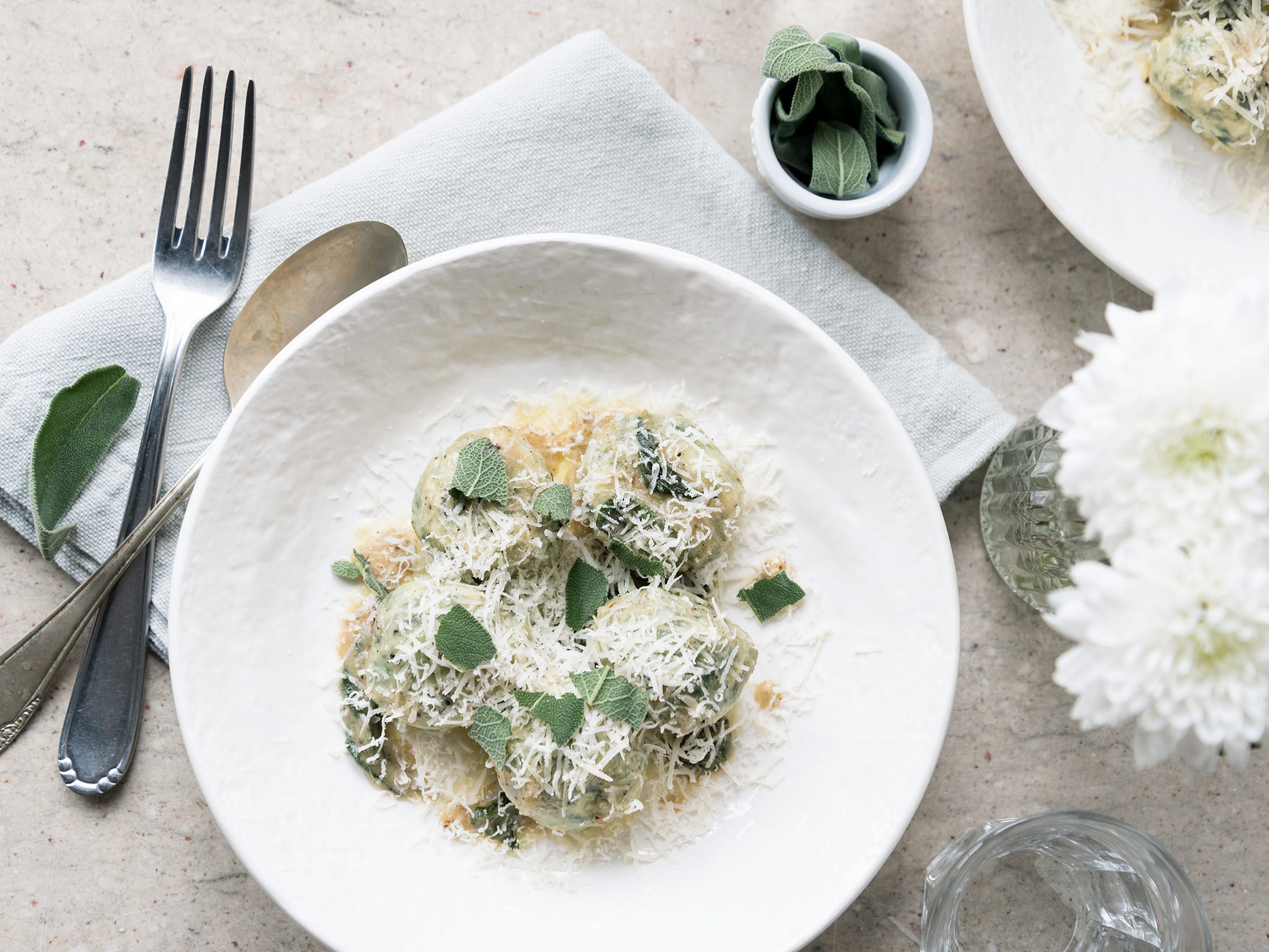 Gnudi mit Ricotta und Spinat