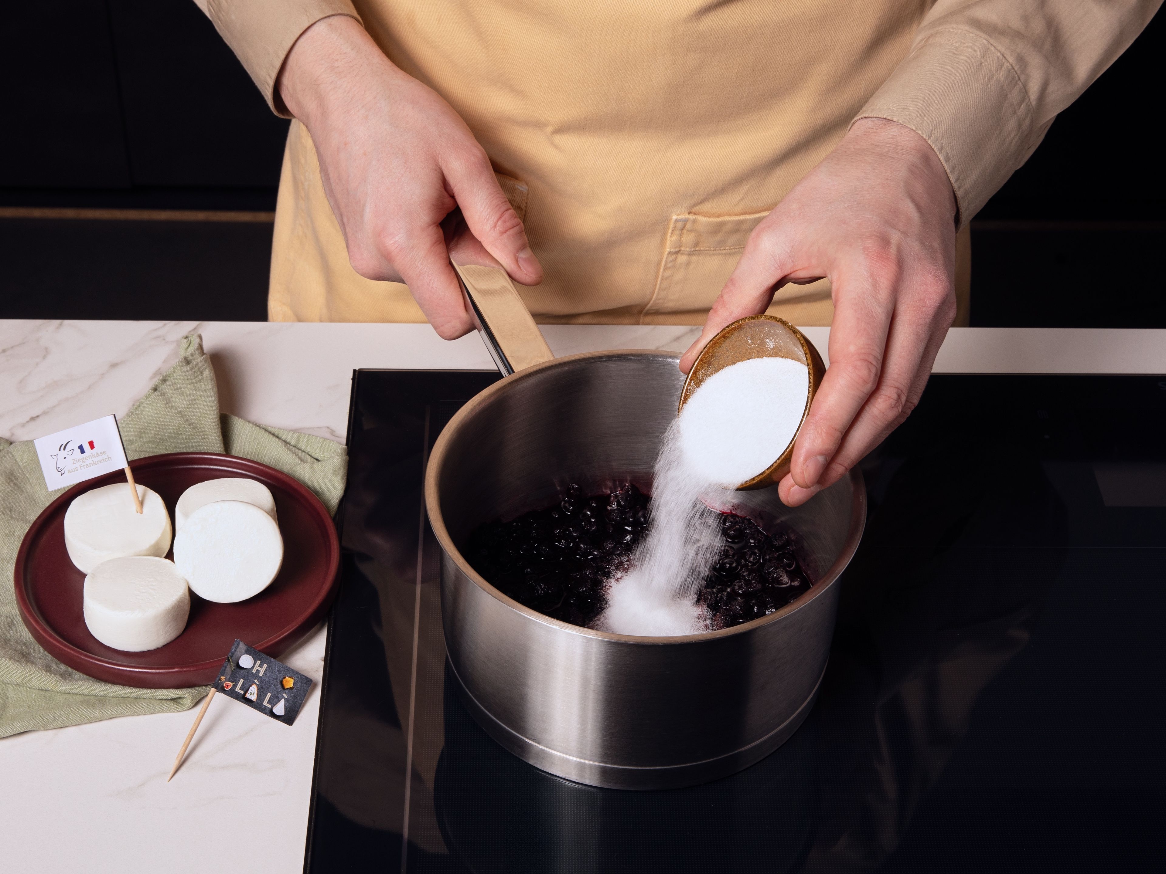 Während der Crumble backt, das Blaubeerkompott zubereiten. Dafür die gefrorenen Blaubeeren mit Zucker, dem Mark der Vanilleschote und dem Saft ½ Zitrone in einen kleinen Topf geben. Bei mittlerer Hitze ca. 5–7 Min. köcheln lassen, bis die Beeren weich sind und der Saft leicht eindickt. Anschließend vom Herd nehmen und abkühlen lassen.