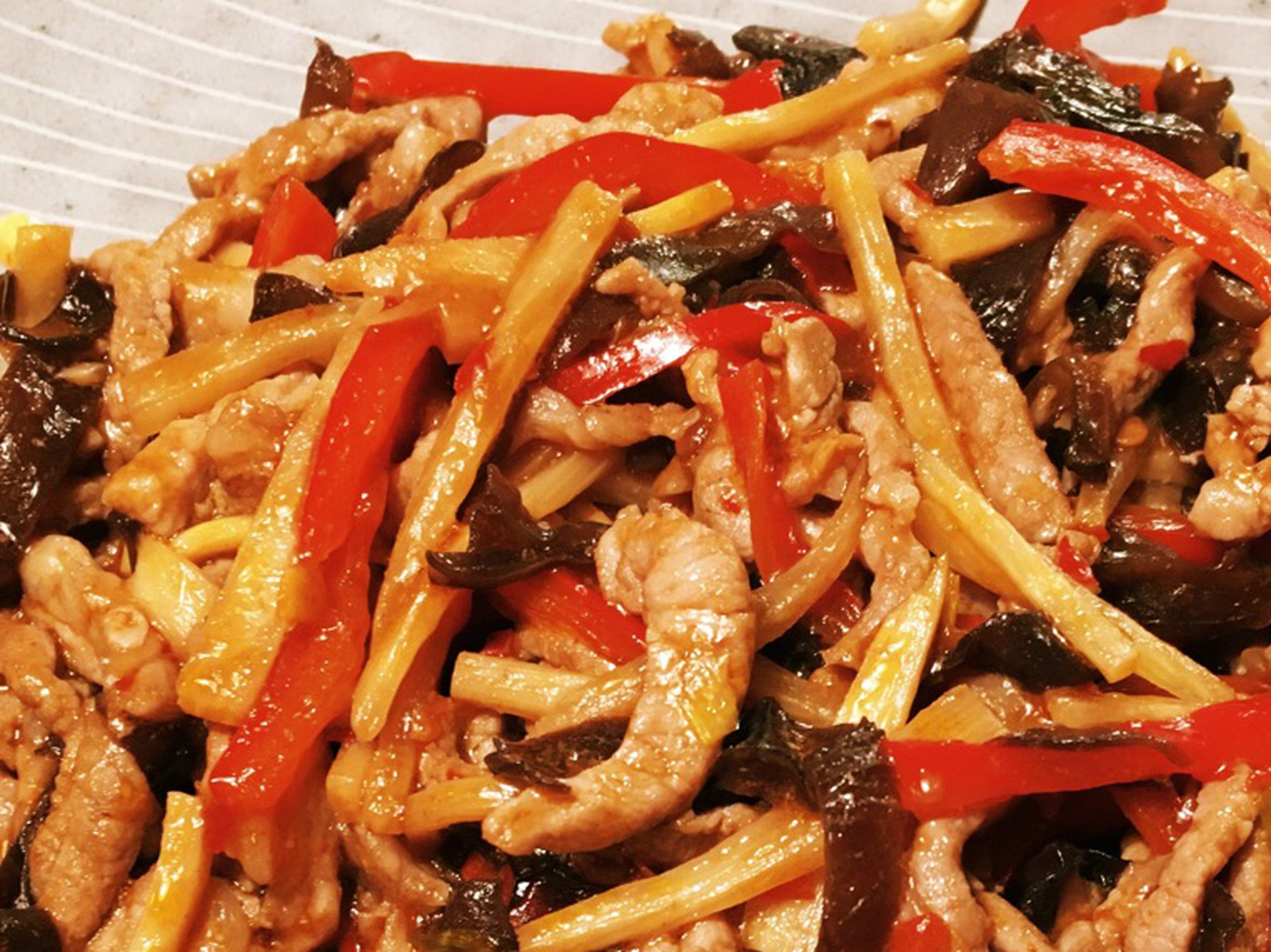 Pork stir-fry with bamboo shoots and mushrooms (Yú xiāng ròu sī)