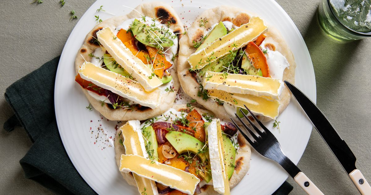 Knusprige Fladen mit Kürbis, Avocado &amp; Quäse | Rezept | Kitchen Stories
