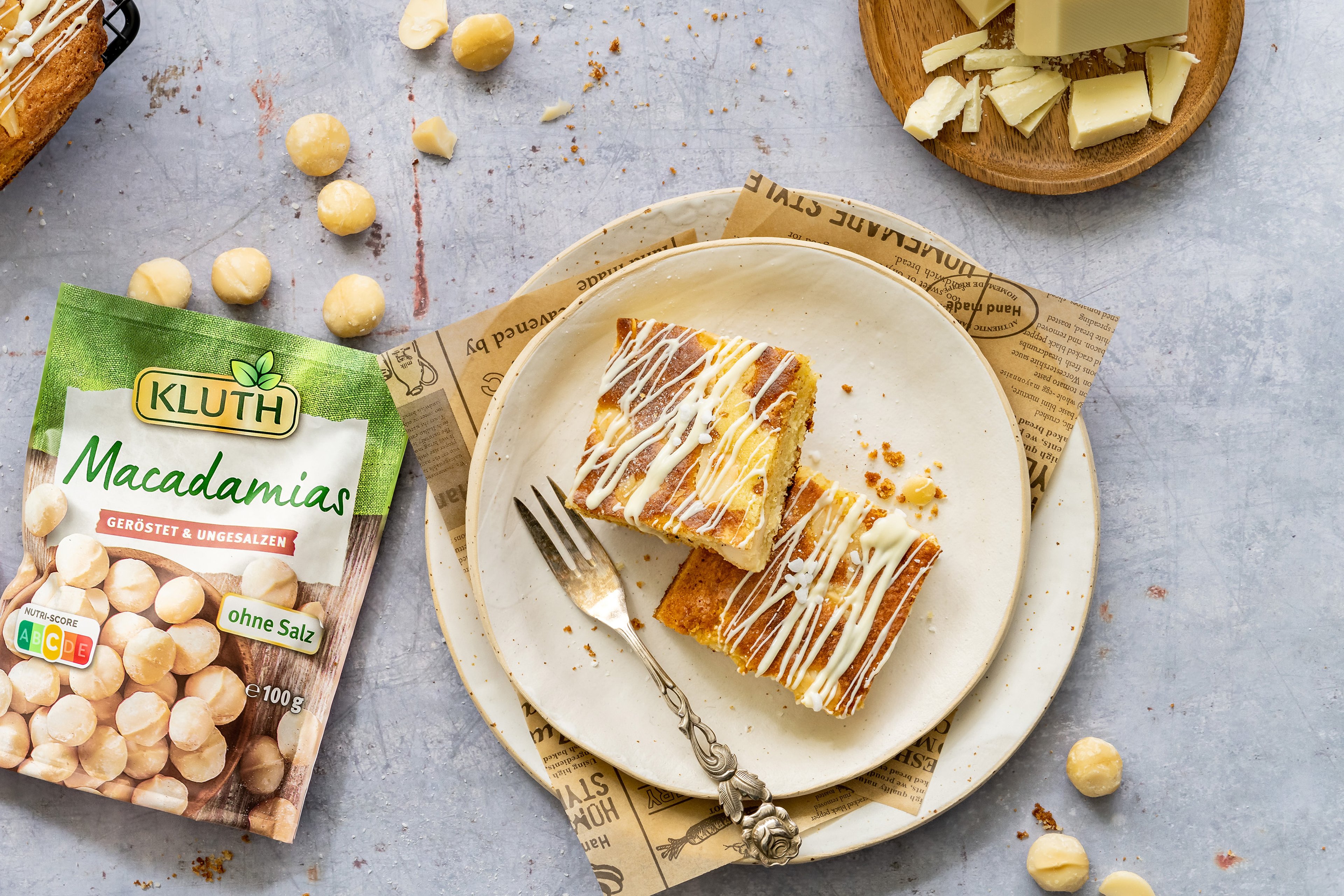 Macadamia-Blondies mit weißer Schokolade