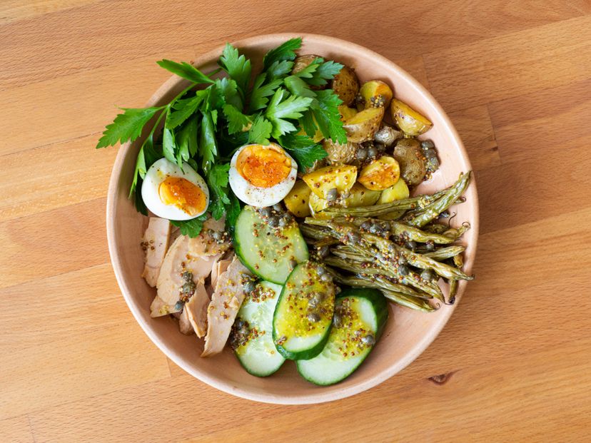 Devan macht Salat nach Art Niçoise (französischer Salat mit gekochtem Ei und Kartoffeln)
