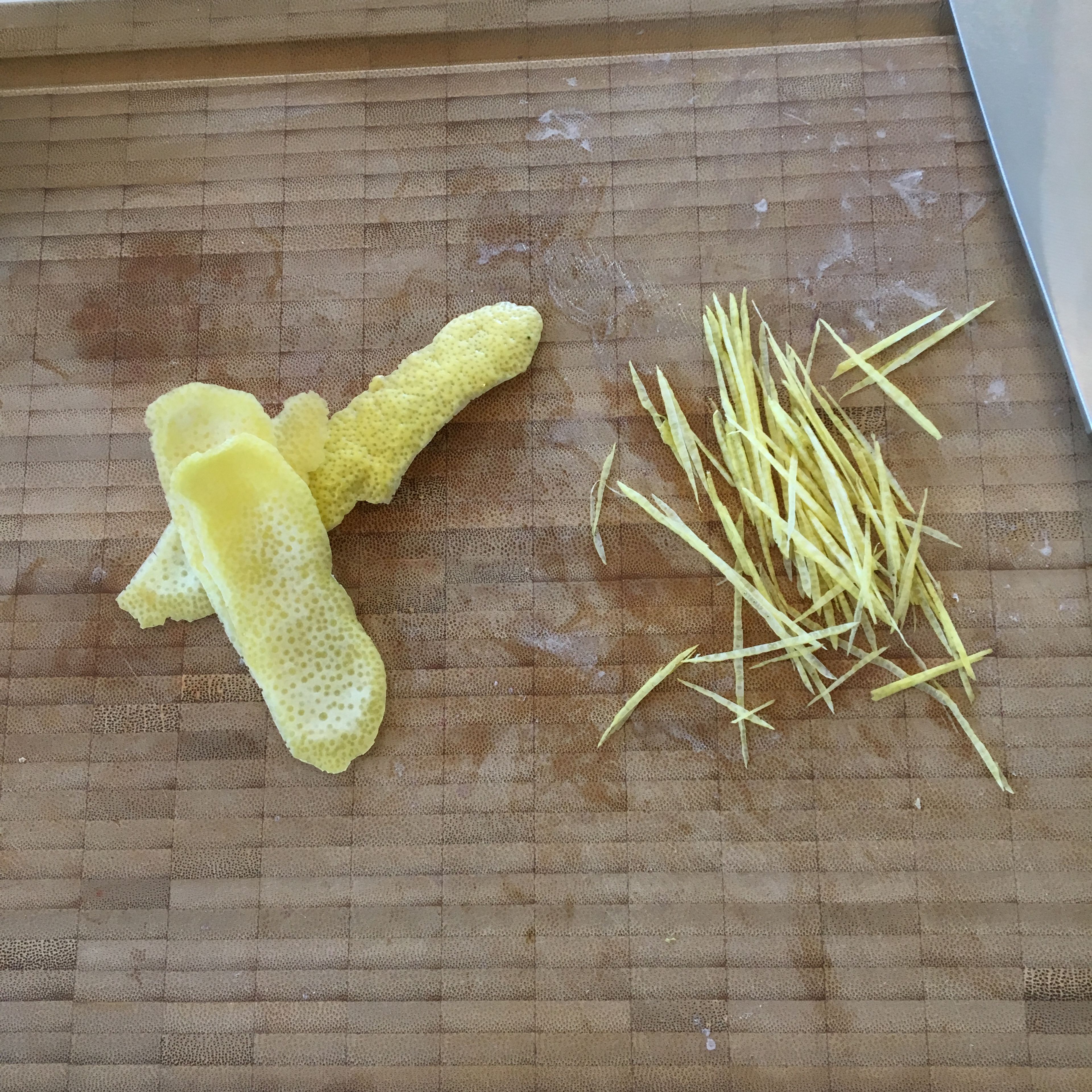 Von der Zitrone die Schale abschneiden und das weiß entfernen. Dann in sehr feine Streifen schneiden.