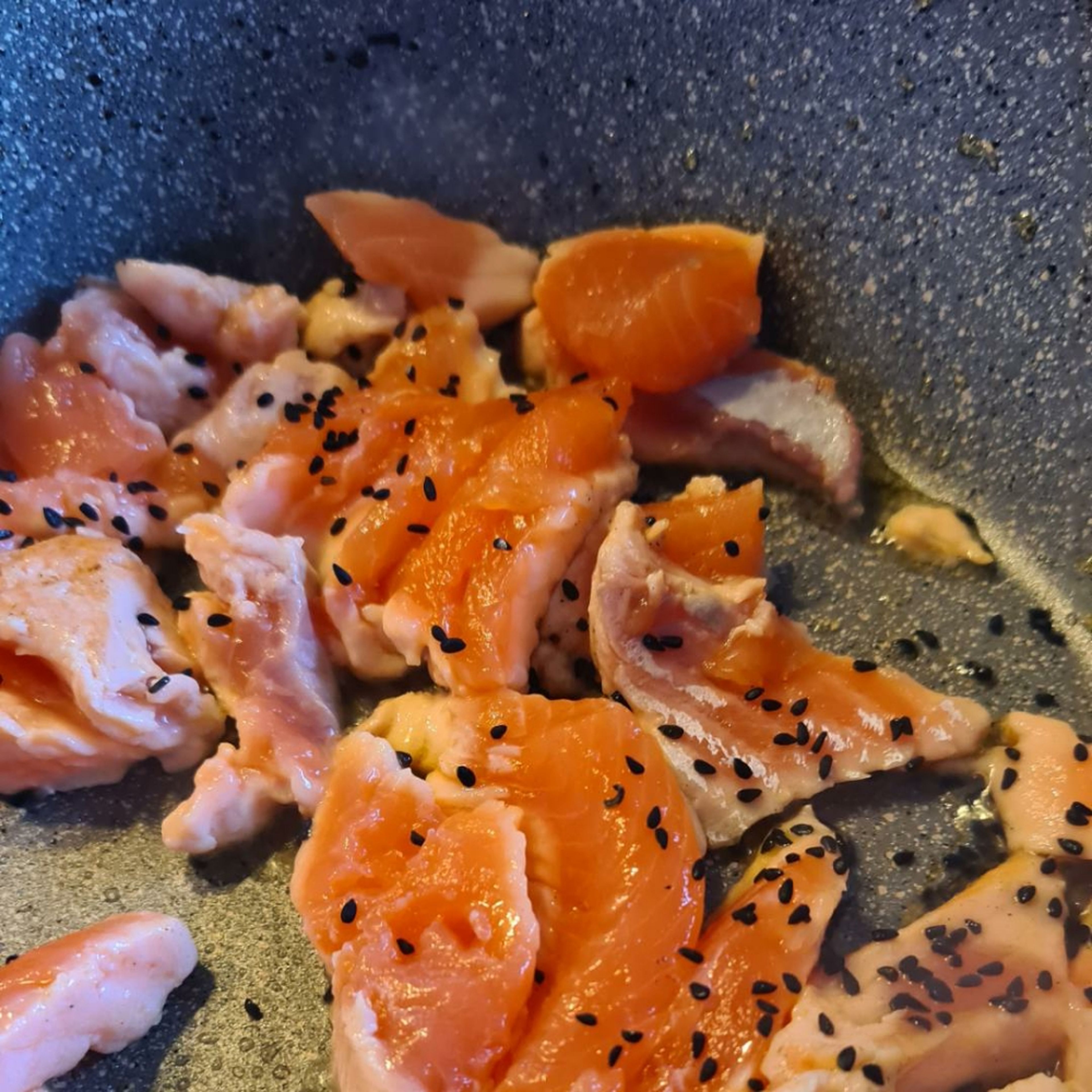 Die Lachsstreifen in Öl mit den Sesamsamen scharf anbraten, während die Nudeln kochen.