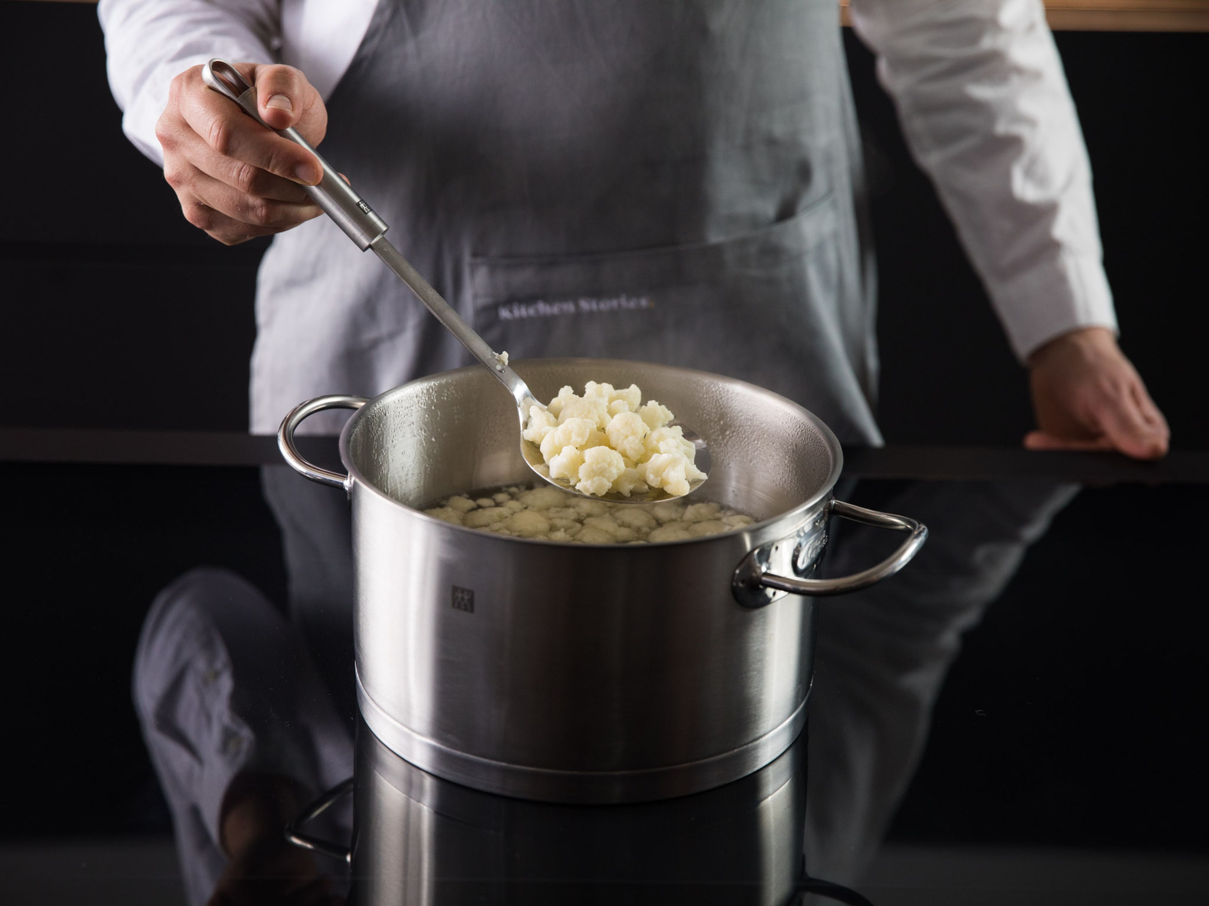 Cut cauliflower into small florets. Bring a pot of salted water to a boil, add cauliflower florets and cook for approx. 8-10 min. Transfer cauliflower florets to a bowl. Reserve the blanching water and set aside.