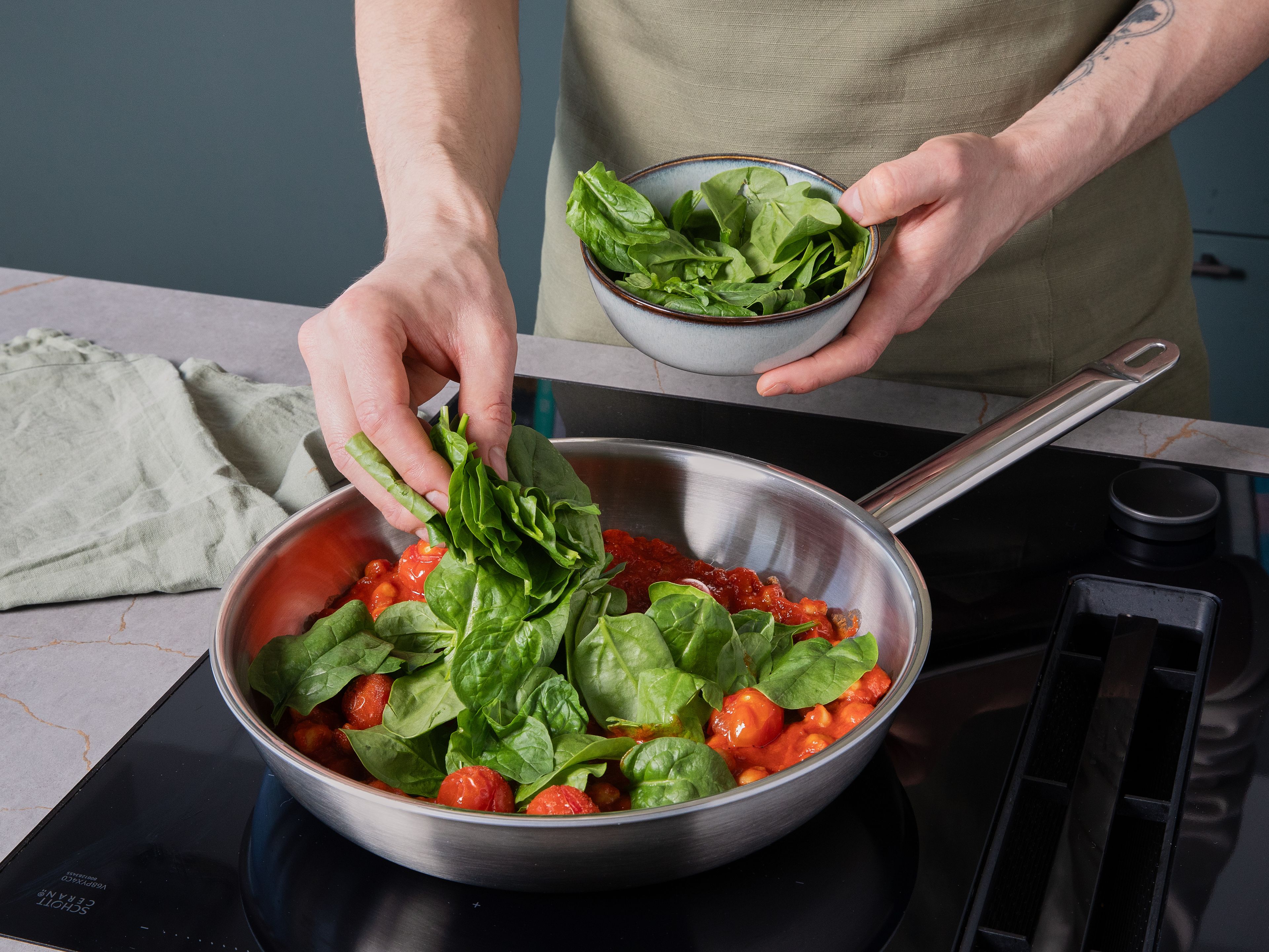 Die Dinkel-Spaghetti mit der Soße vermengen und bei Bedarf etwas Nudelwasser unterrühren. Die geschmolzenen Kirschtomaten sowie den gewaschenen Babyspinat unterheben und nur kurz erwärmen, damit der Spinat zusammenfällt. Zum Servieren Basilikum grob darüber zupfen.

enerBiO Dinkel-Spaghetti (DE-ÖKO-006), enerBiO Natives Olivenöl extra (IT-BIO-006), enerBiO Tomatenmark (DE-ÖKO-005), enerBiO Passata (IT-BIO-007), enerBiO Gemüsebrühe (DE-ÖKO-001), enerBiO Kichererbsen (IT-BIO-008)
