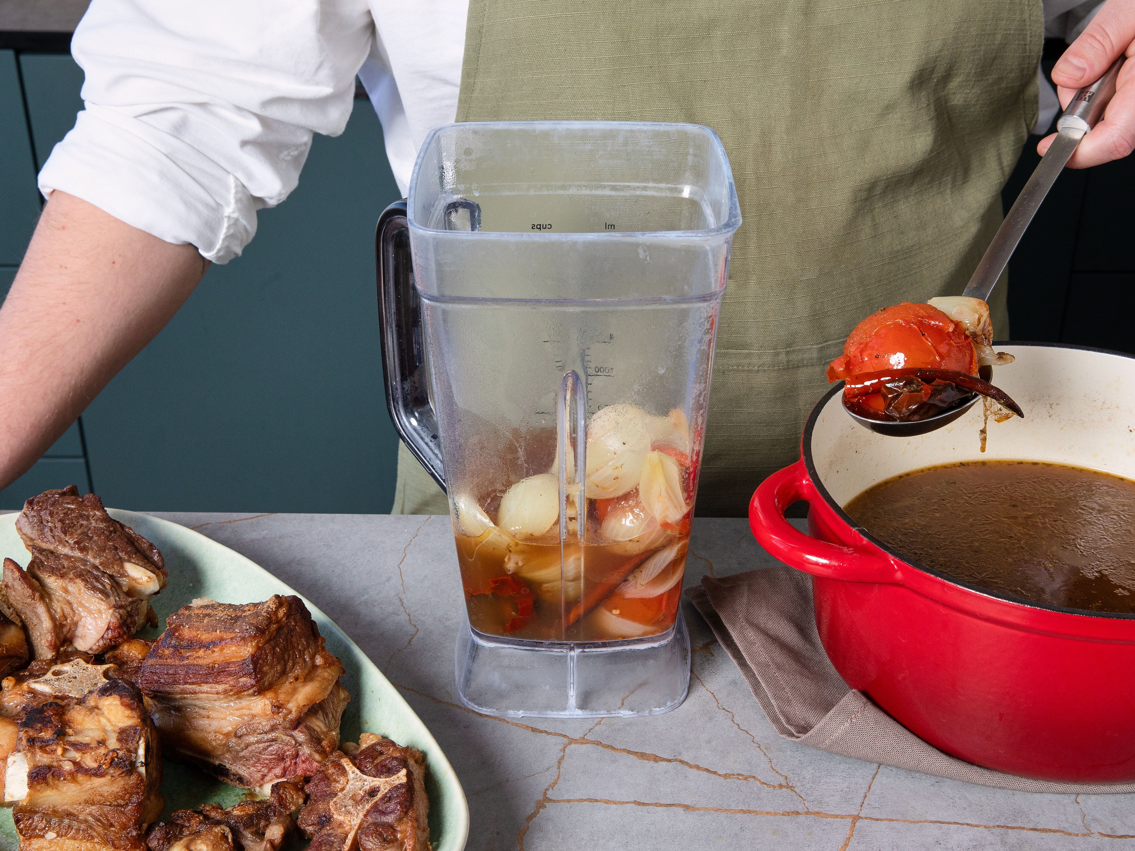 Den Backofen auf 180°C vorheizen. Das Gemüse zusammen mit der Brühe, Tomatenmark, Apfelessig, Kreuzkümmel und Oregano pürieren und durch ein feines Sieb abgießen, sodass eine glatte Sauce entsteht. Das Fleisch zurück in den Topf geben, mit der Sauce übergießen, Zimtstangen und Lorbeerblätter dazugeben und im Backofen bei 180°C ca. 3,5 Std. schmoren, bis es zart ist und vom Knochen fällt.