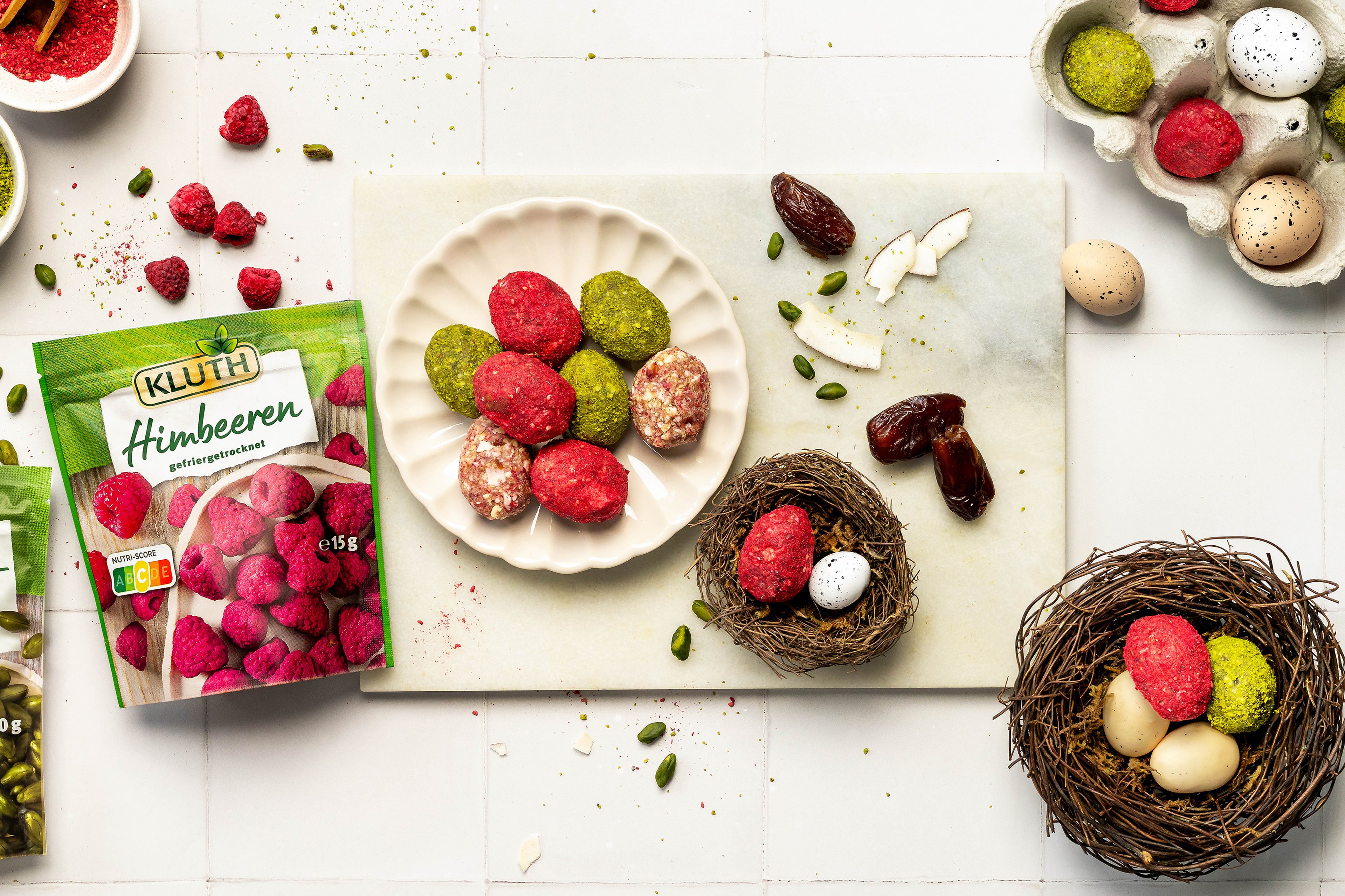 Osterei-Energy-Balls mit Himbeeren und Pistazien