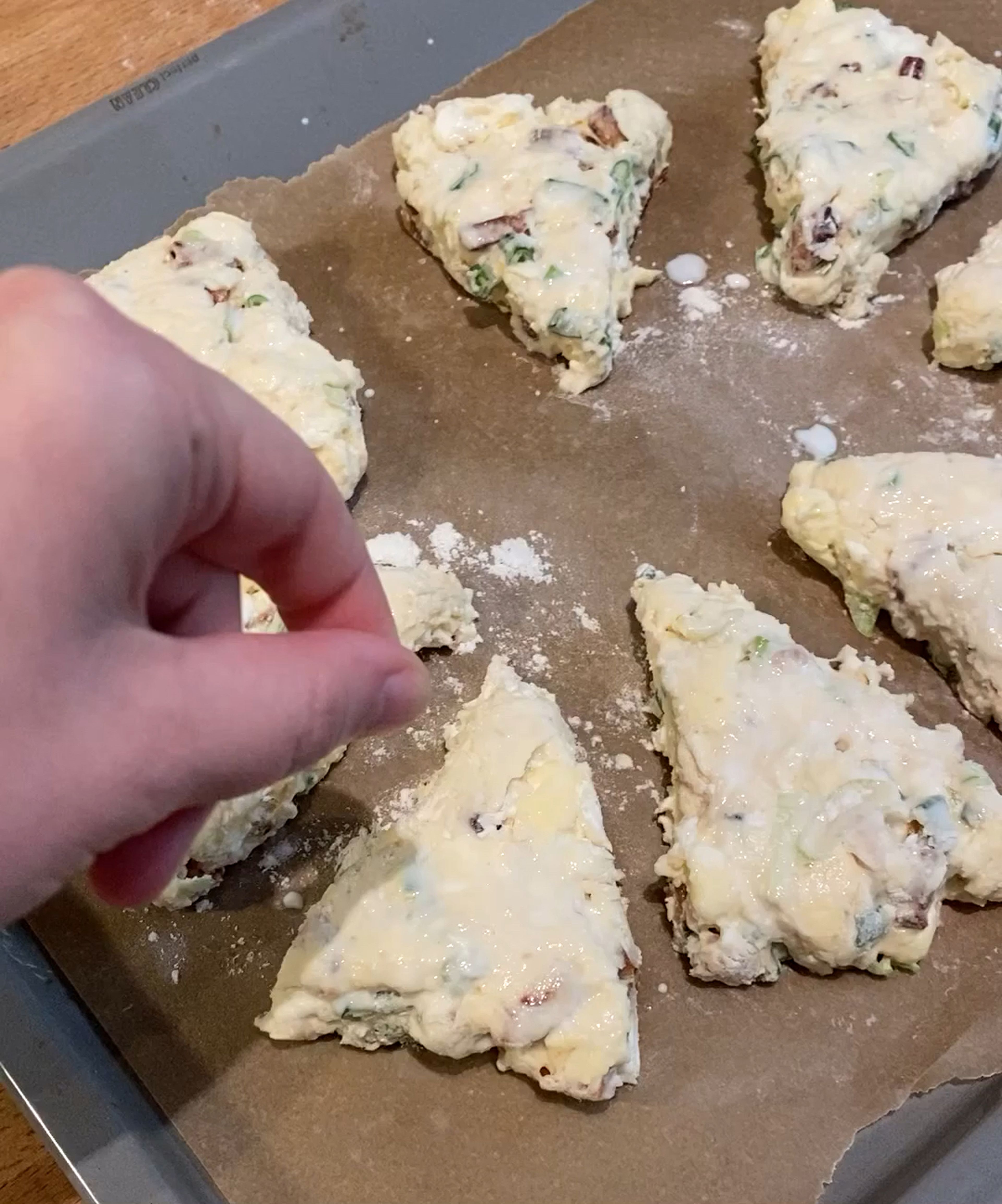 Die Scones mit mehr Buttermilch bestreichen und mit grobem Meersalz bestreuen. Für ca. 15 - 20 Min. backen, oder bis sie goldbraun sind. Warm oder bei Zimmertemperatur geniessen.