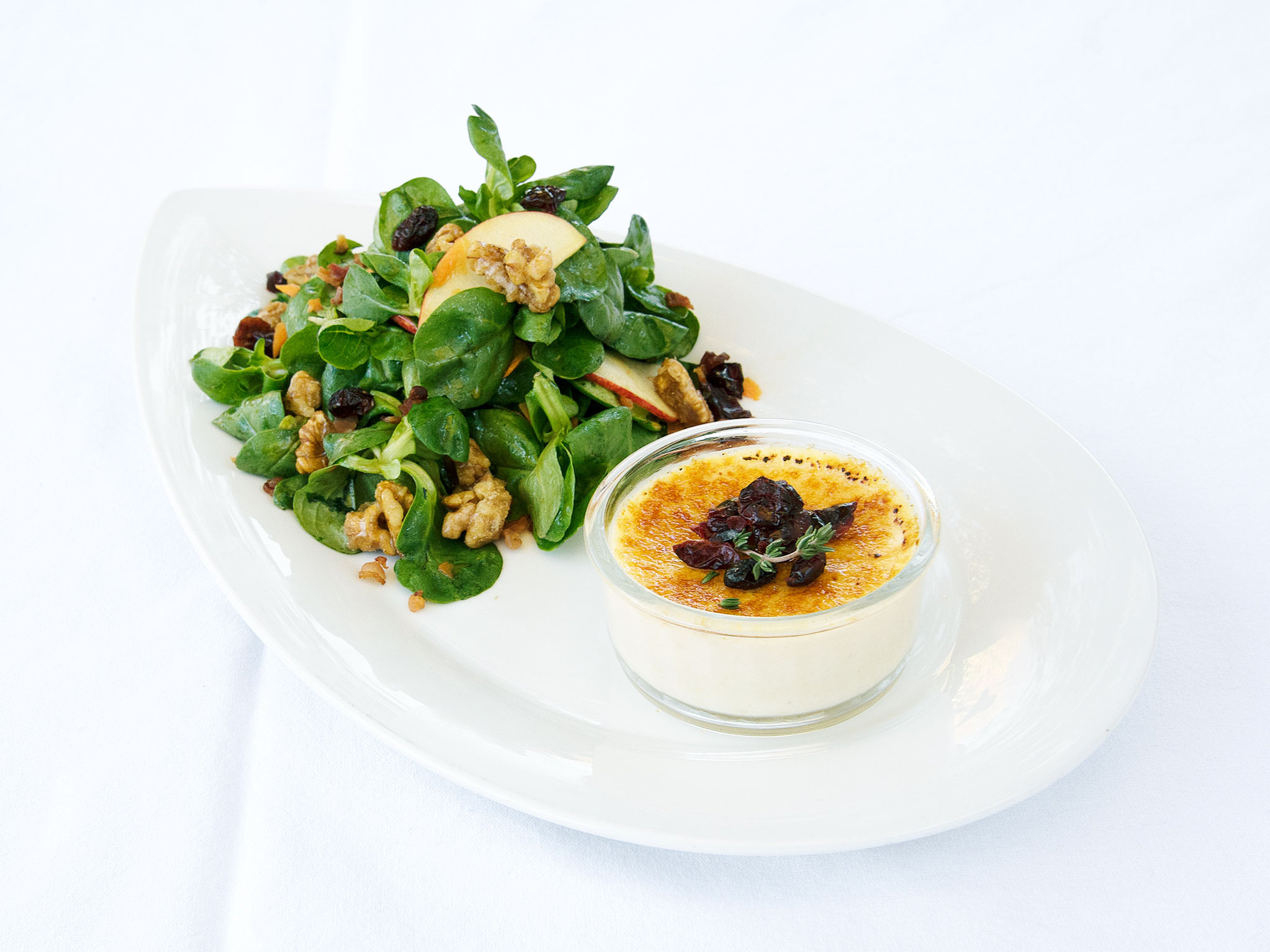 Ziegenkäse-Crème-Brulée und Feldsalat mit Apfeldressing