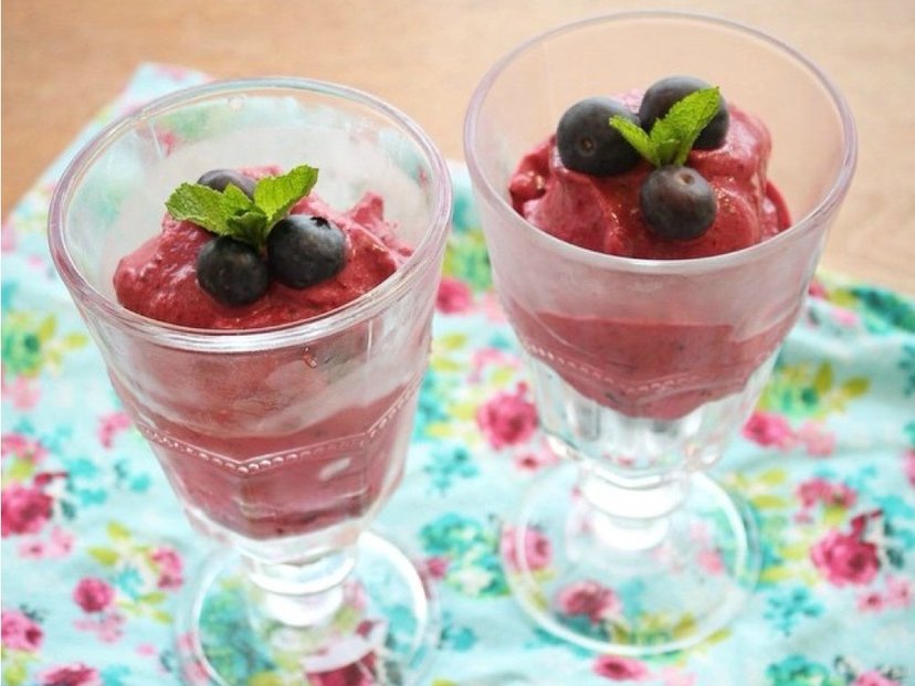 Schneller Frozen-Joghurt mit Beeren | Rezept | Kitchen Stories