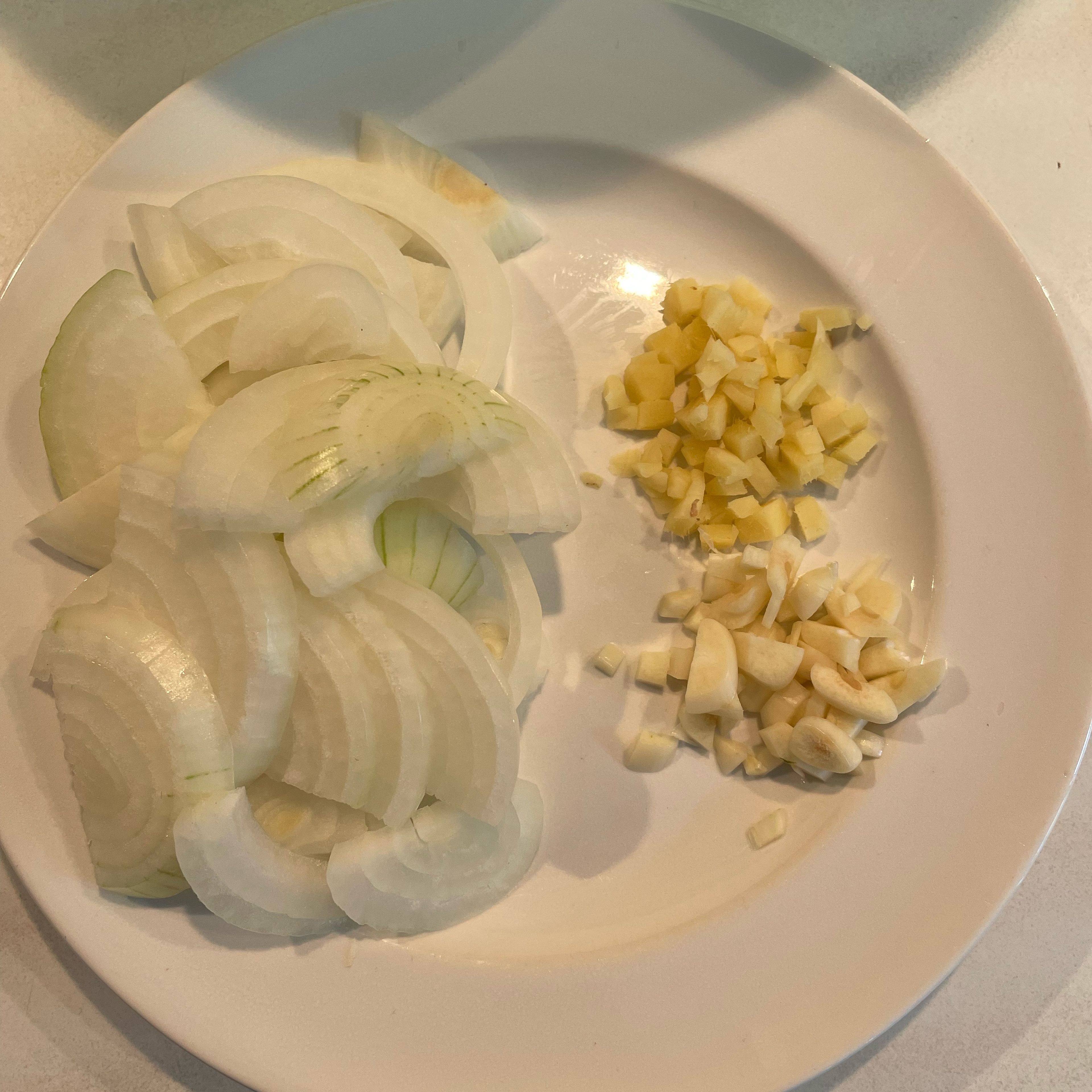 Peel and slice onion, mince garlic and ginger or use ginger-garlic paste.