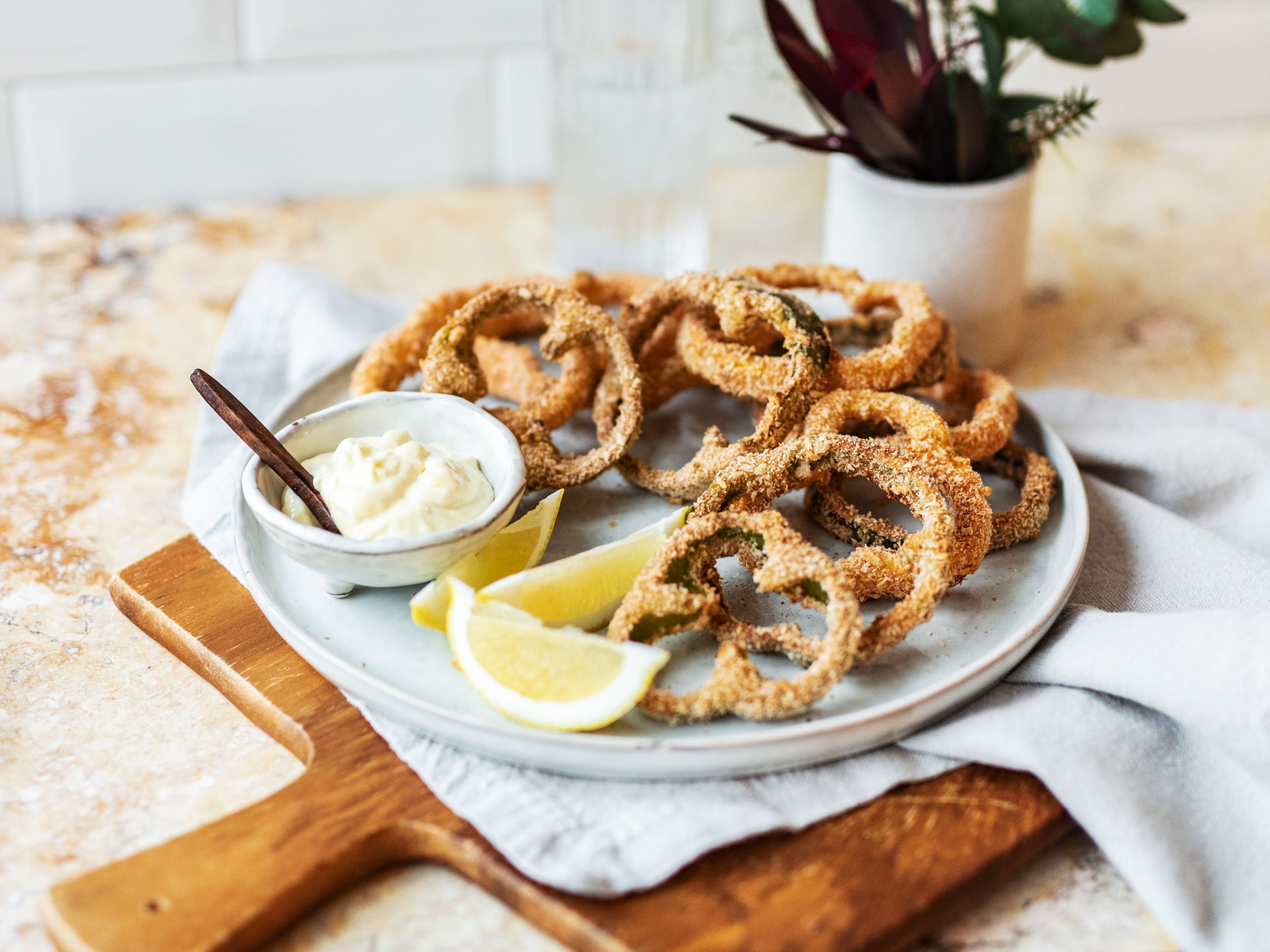 Paprika-Pommes aus dem Ofen mit Aioli