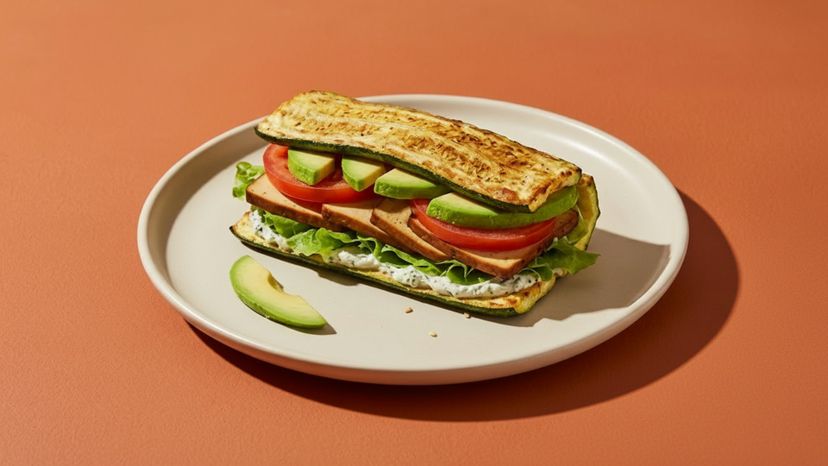 Zucchini statt Brot: Ein herzhaftes veganes Sandwich mit Räuchertofu und Avocado