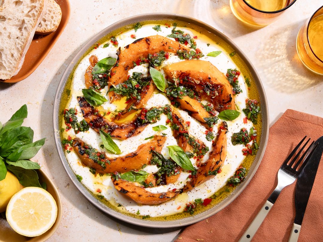 Gegrillte Cantaloupe-Melone auf Fetacreme mit Chilli-Basilikum-Öl